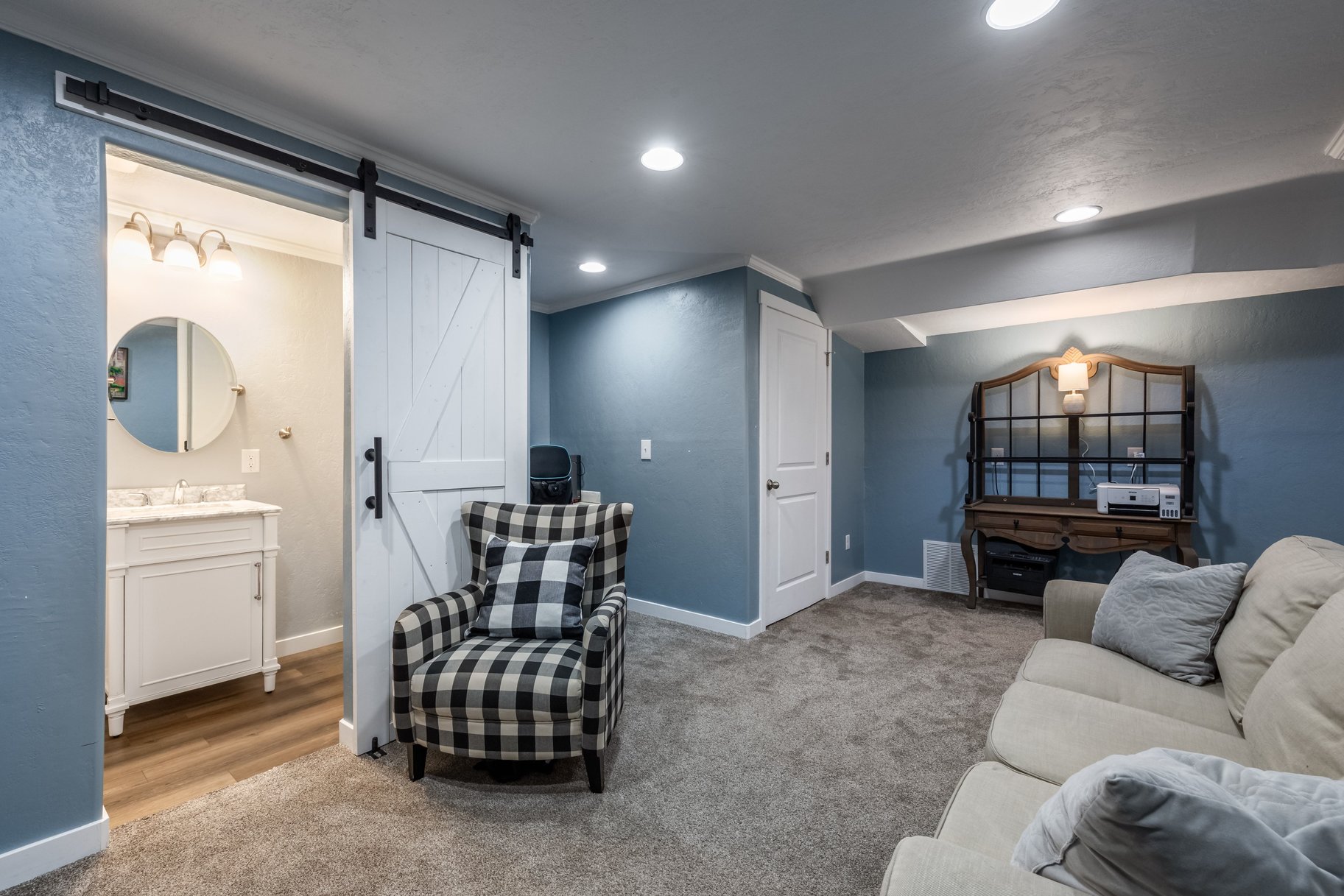  Standout Townhome with Finished Basement & Extras - 物件實景