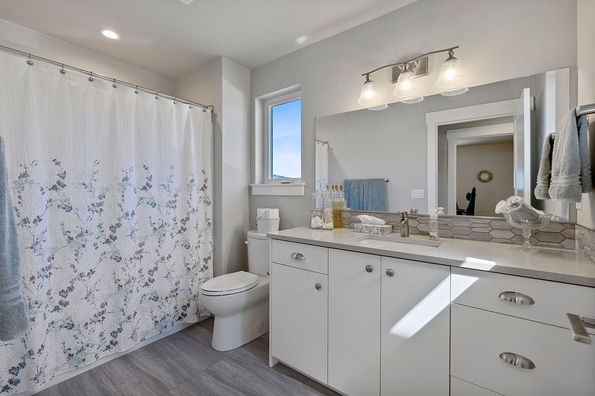 Redmond, Oregon, 97756, United States, 3 Bedrooms Bedrooms, ,3 BathroomsBathrooms,Residential,For Sale,1896821