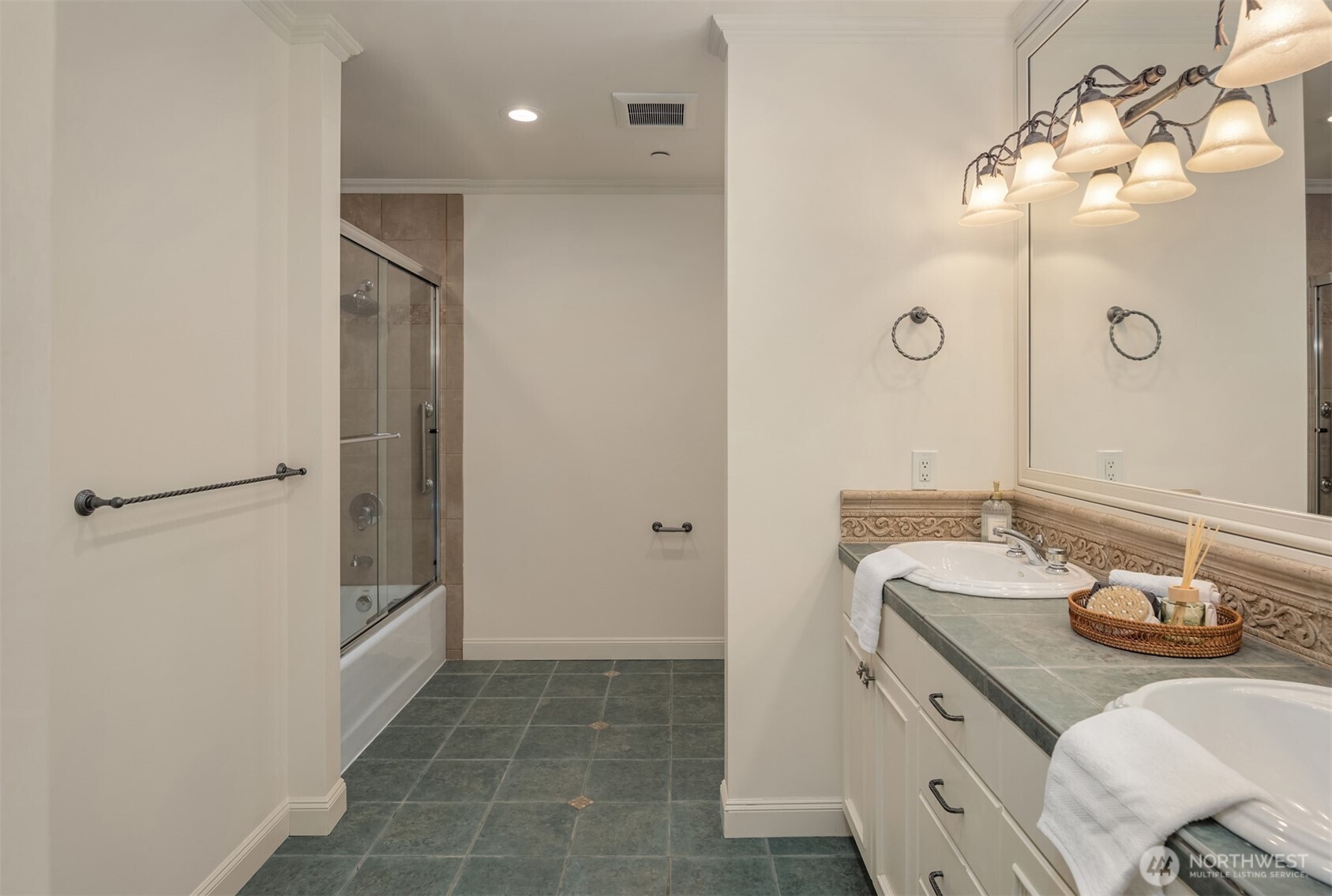 Clyde Hill, Washington, 98004, United States, 4 Bedrooms Bedrooms, ,4 BathroomsBathrooms,Residential,For Sale,1805060