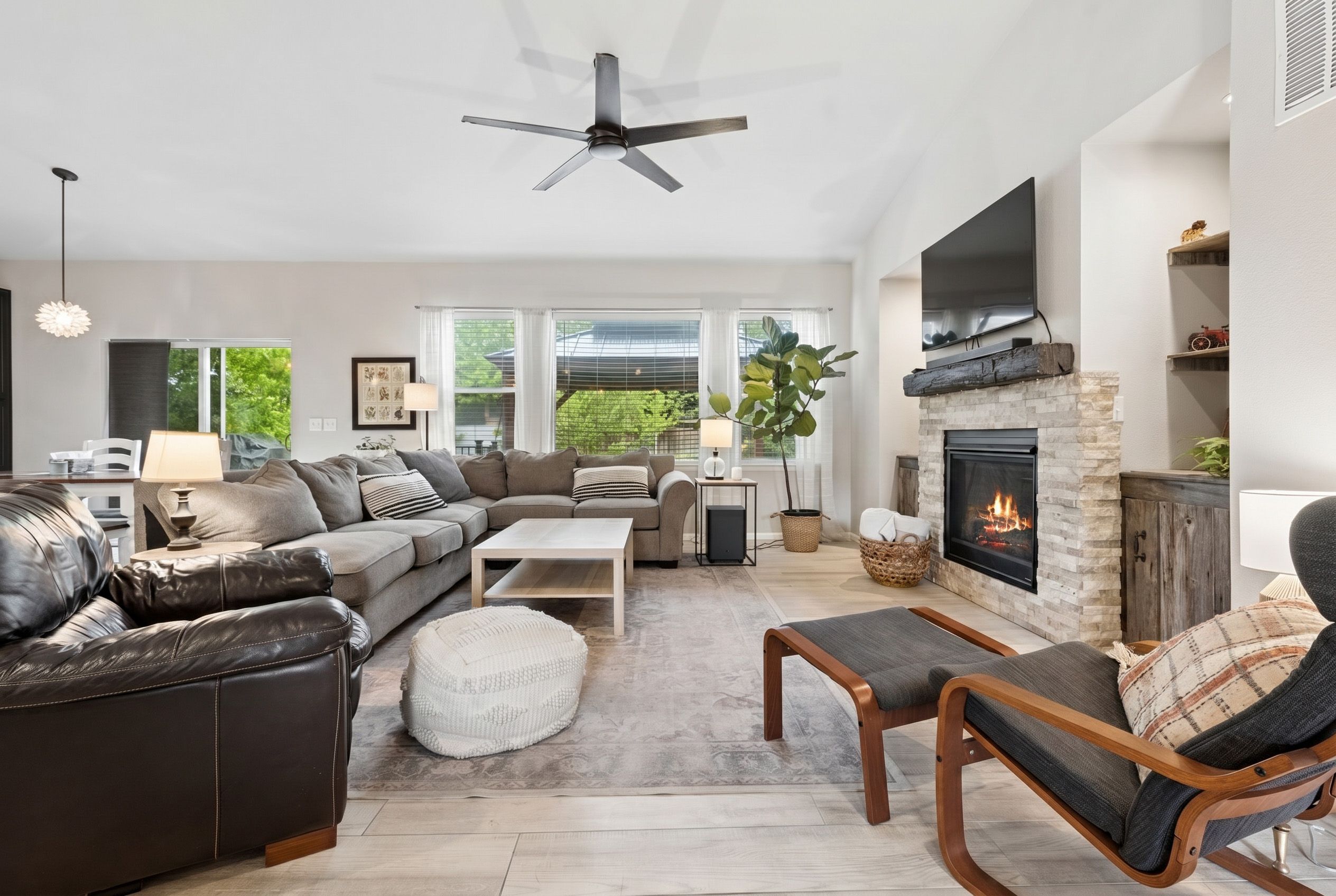  Main Level Living Paired With An Exceptional Location - 物件實景