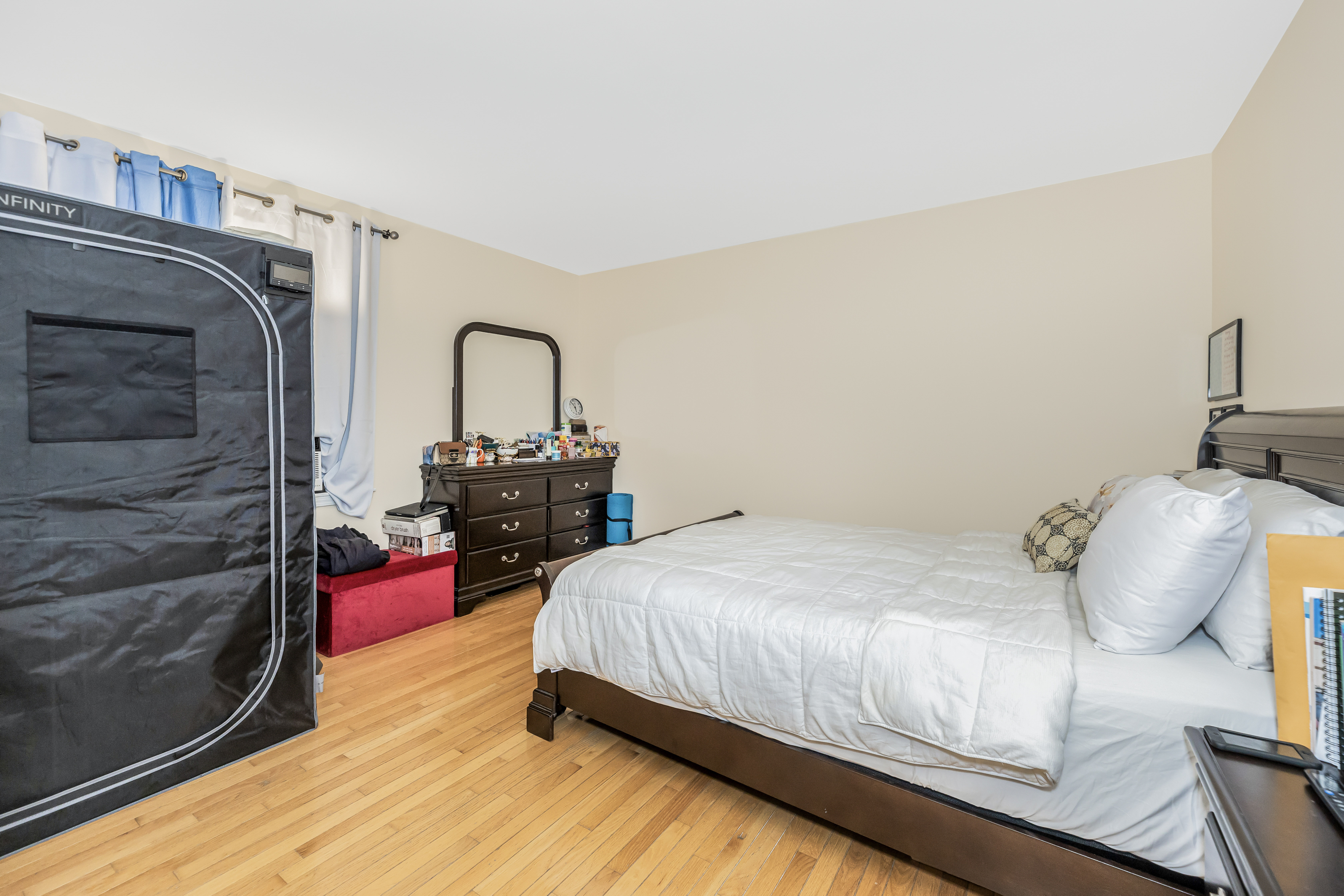 Yonkers, New York, 10703, United States, 4 Bedrooms Bedrooms, ,2 BathroomsBathrooms,Residential,For Sale,1825129