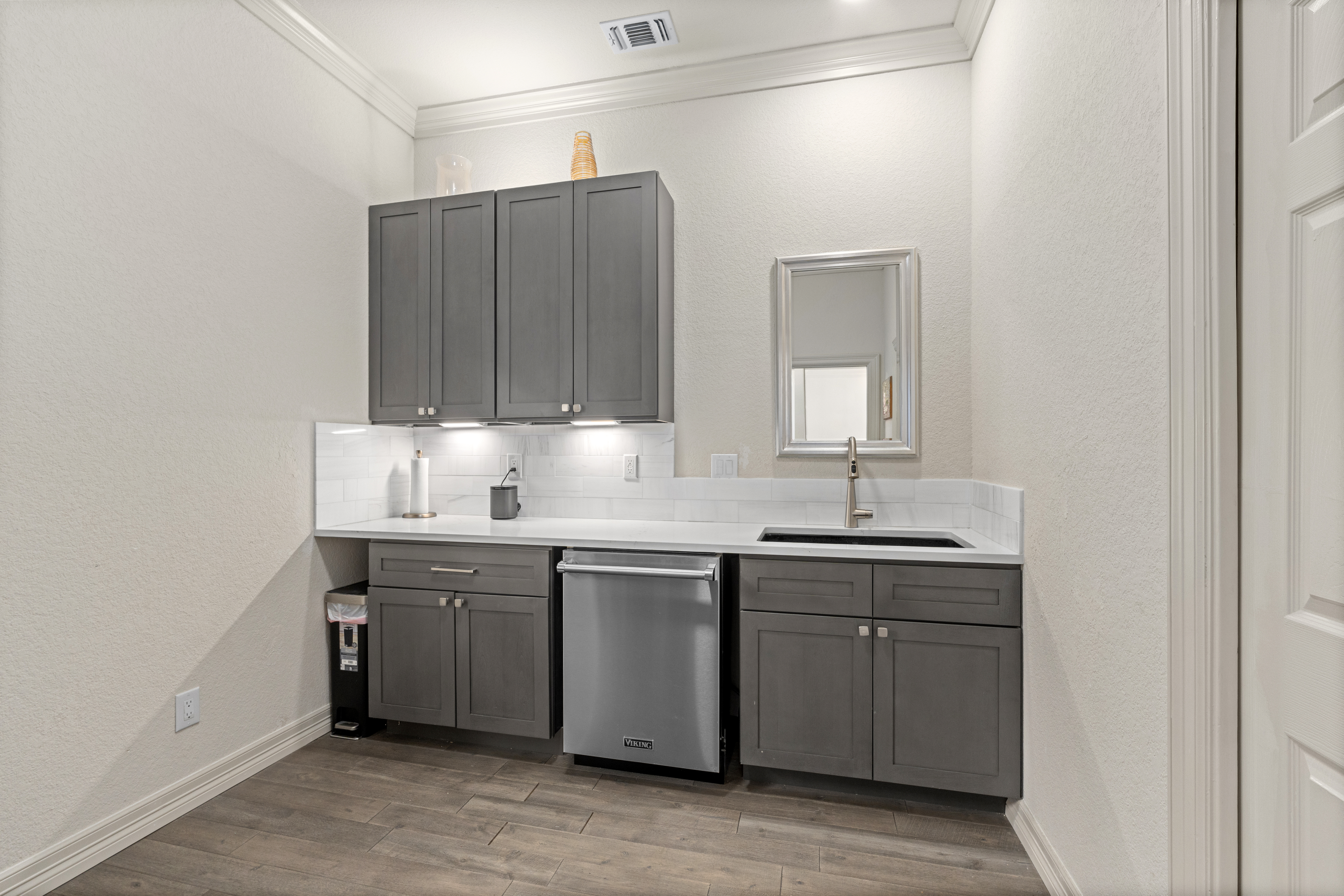  Updated Home with Captivating Interior Features - 物件實景