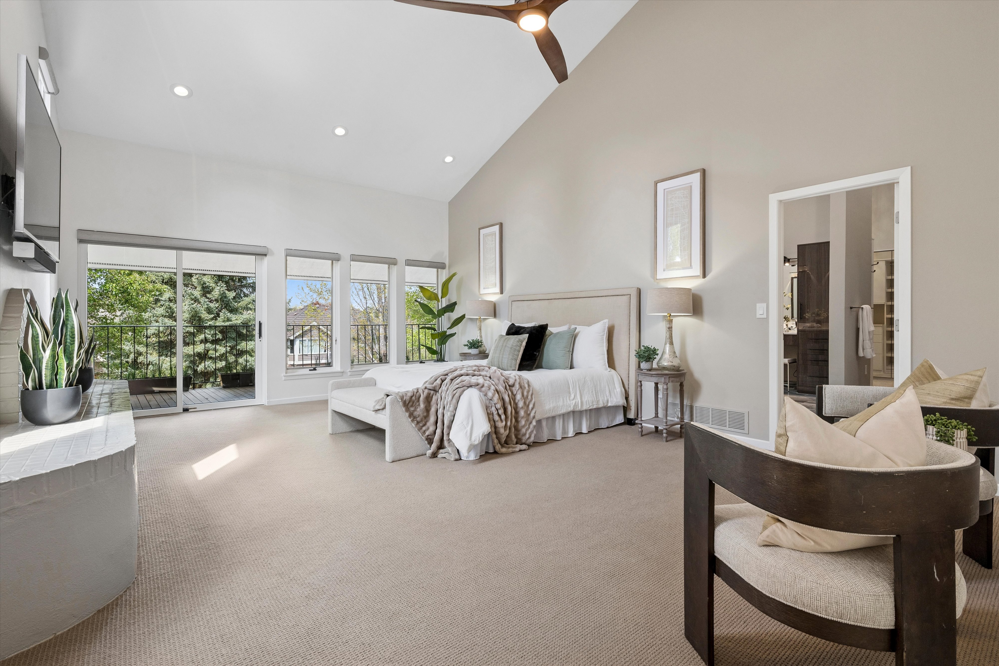  A Rare Offering: Five Bedrooms & Four Bathrooms Thoughtfully Designed Townhome - 物件實景