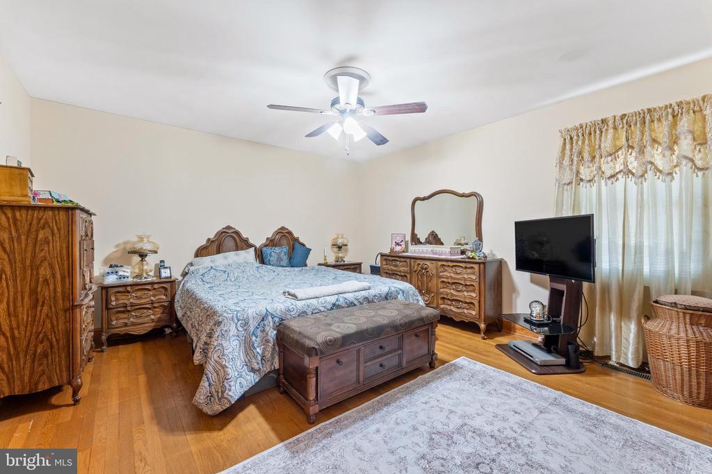 Fredericksburg, Virginia, 22407, United States, 5 Bedrooms Bedrooms, ,3 BathroomsBathrooms,Residential,For Sale,1925388