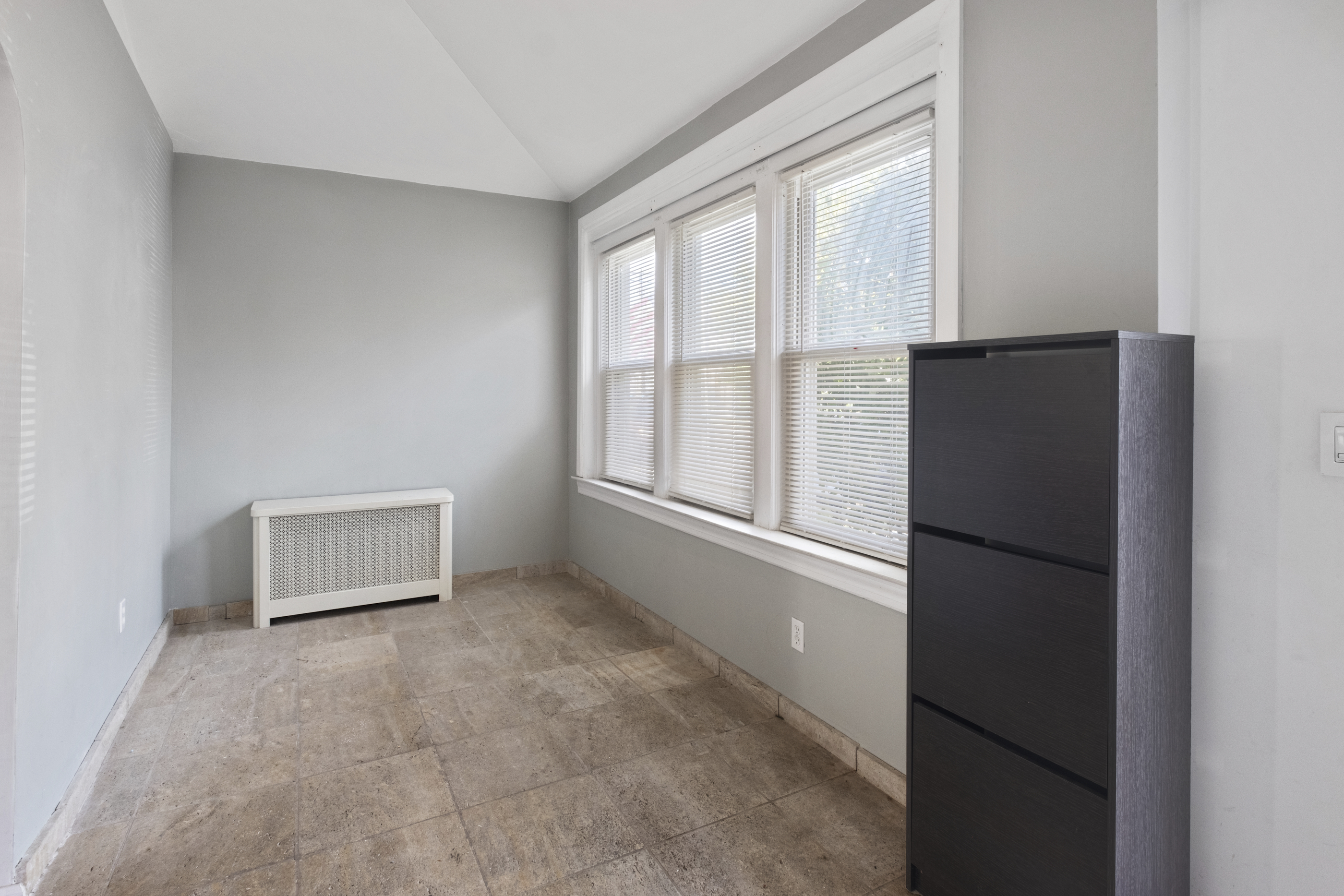 Floral Park, New York, 11001, United States, 3 Bedrooms Bedrooms, ,2 BathroomsBathrooms,Residential,For Sale,1973854