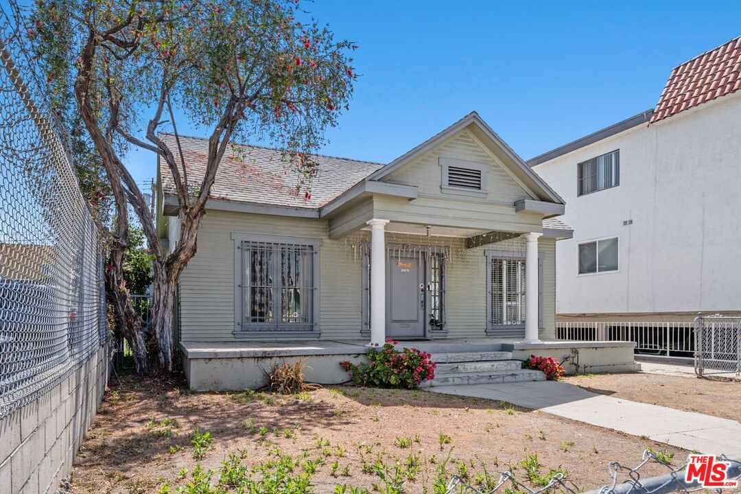 Los Angeles, California, 90004, United States, 3 Bedrooms Bedrooms, ,1 BathroomBathrooms,Residential,For Sale,1896510