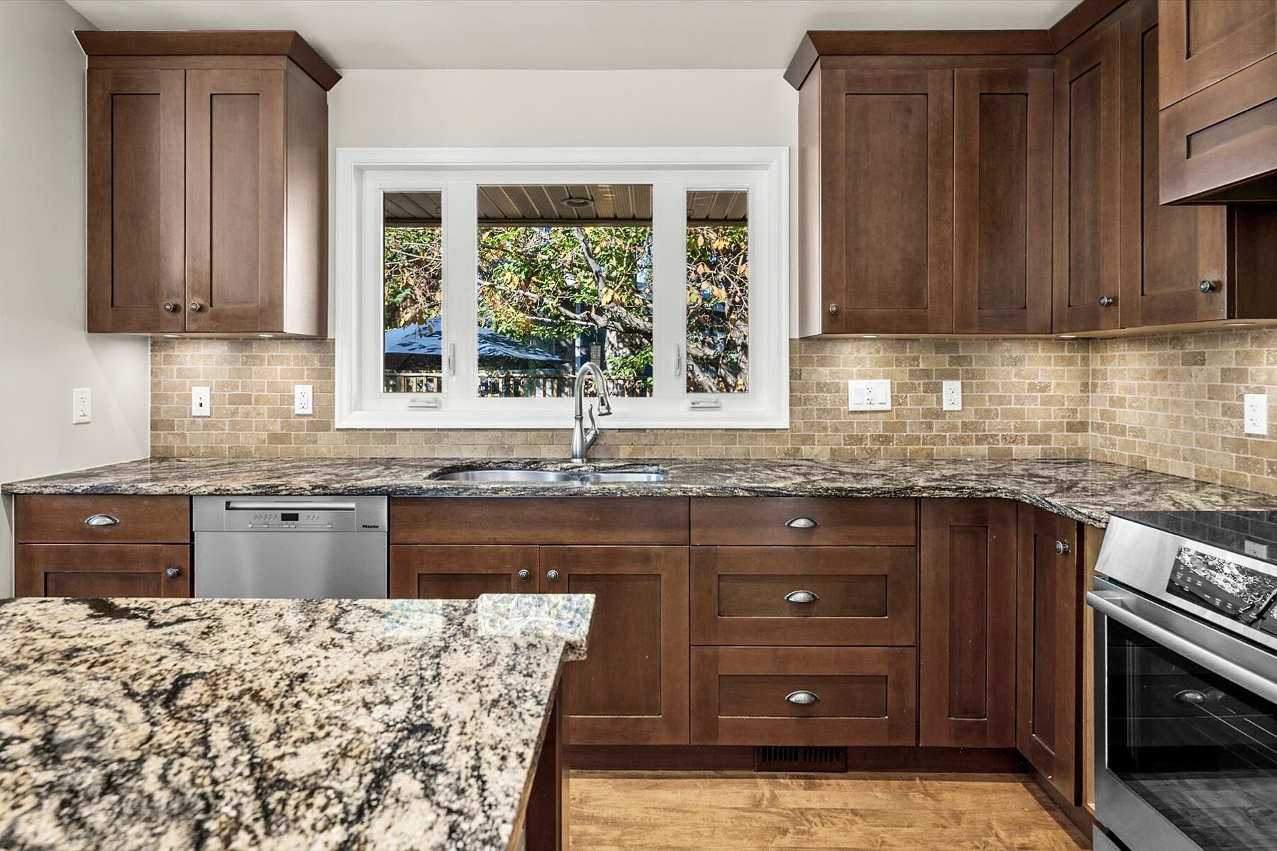  6526 Laurentian Way SW - 物件實景