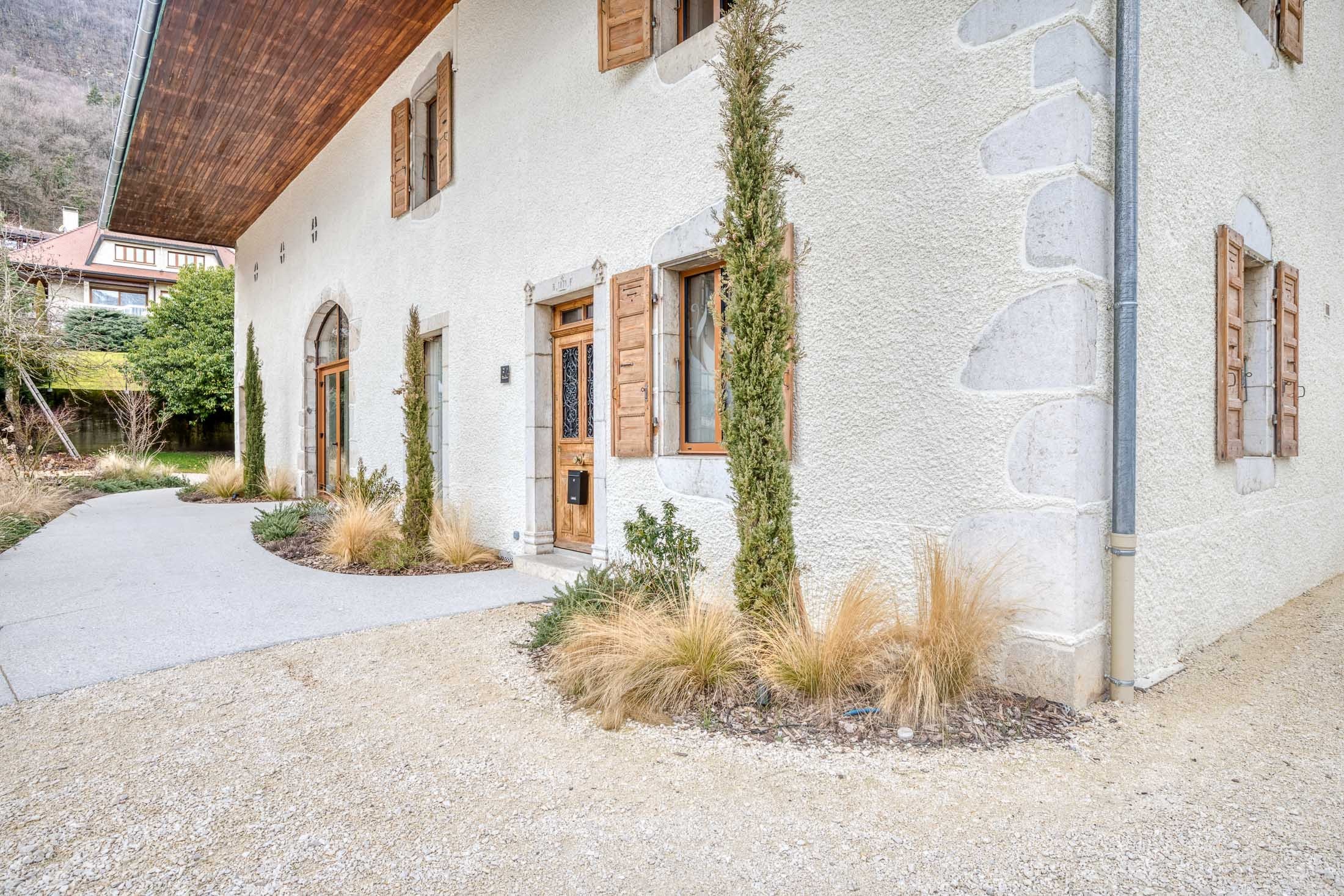  Fully renovated farmhouse just a stone