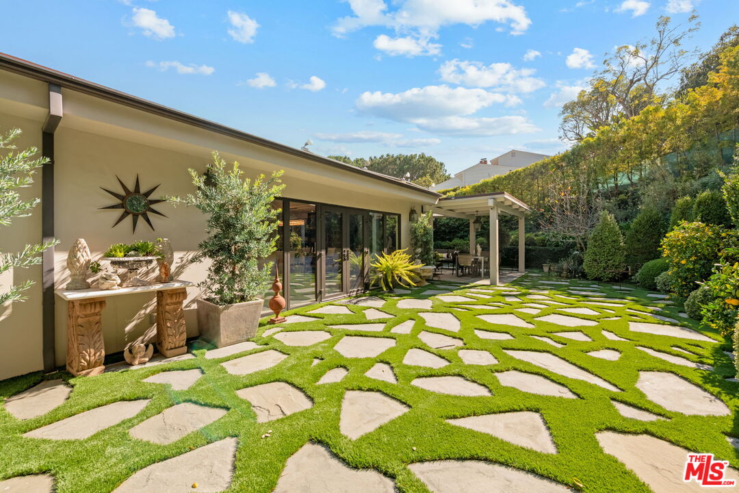 Los Angeles, California, 90049, United States, 4 Bedrooms Bedrooms, ,1 BathroomBathrooms,Residential,For Sale,1991602