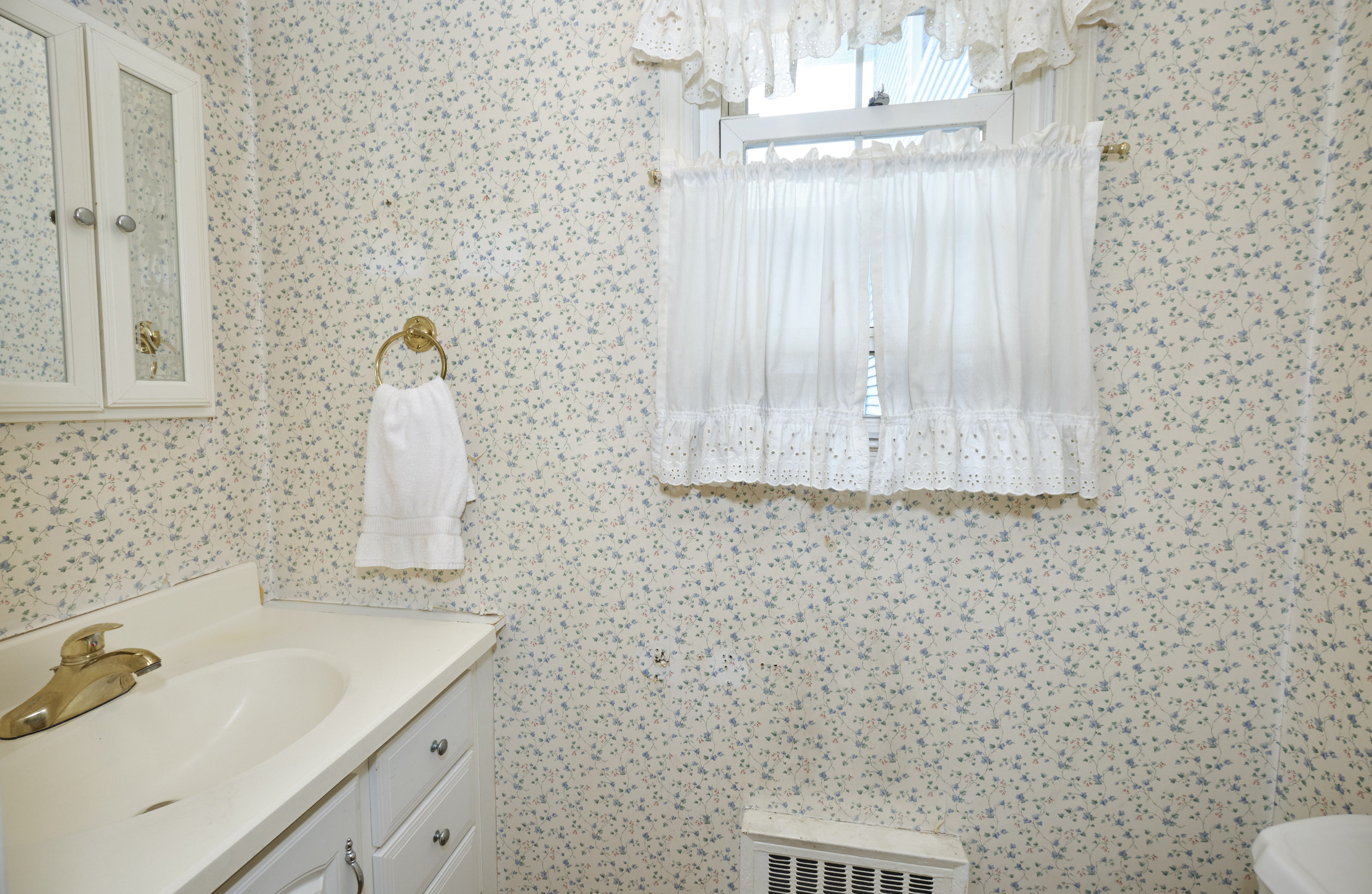 Floral Park, New York, 11001, United States, 3 Bedrooms Bedrooms, ,2 BathroomsBathrooms,Residential,For Sale,1974847