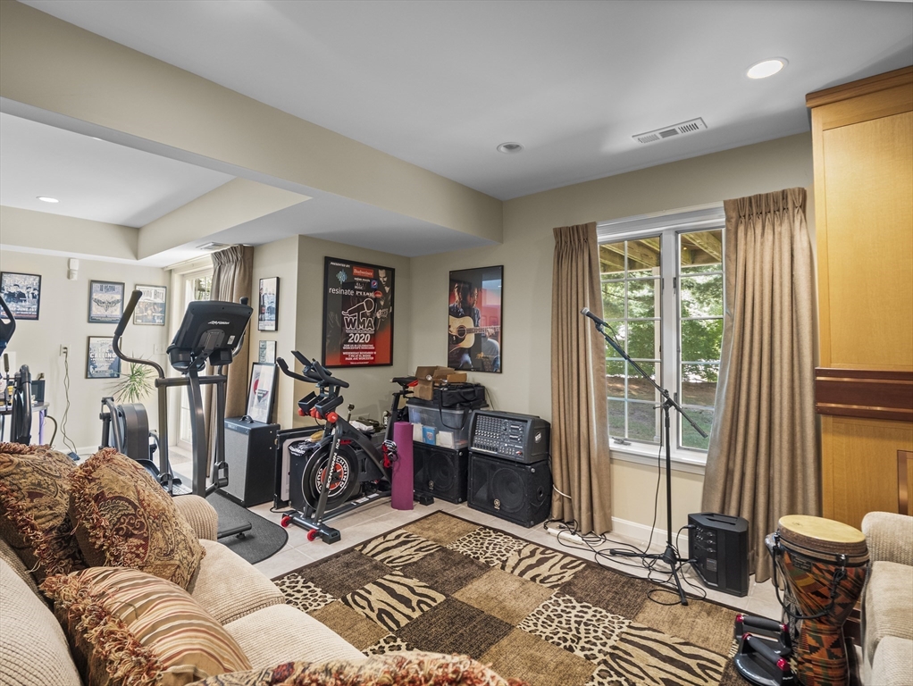 Worcester, Massachusetts, 01609, United States, 3 Bedrooms Bedrooms, ,4 BathroomsBathrooms,Residential,For Sale,1970257