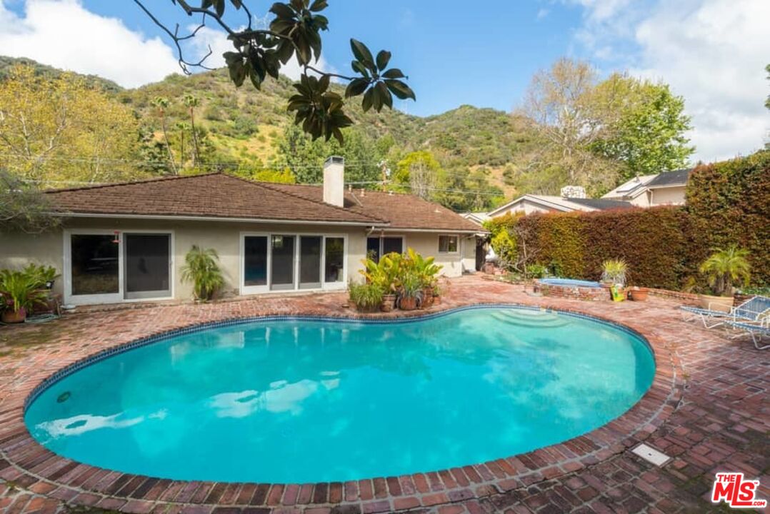 Los Angeles, California, 90049, United States, 3 Bedrooms Bedrooms, ,2 BathroomsBathrooms,Residential,For Sale,1913369