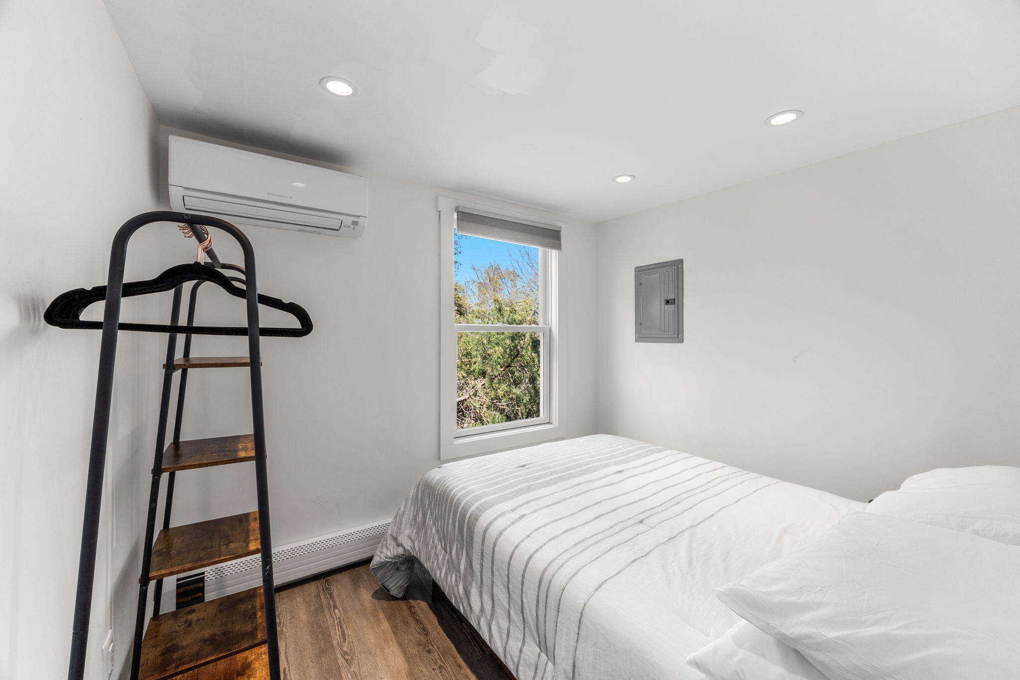  Private West End Escape with Expansive Deck and Natural Light - 物件實景