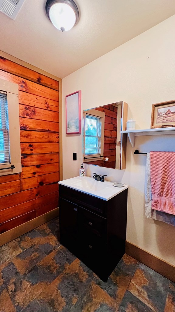 Blairsville, Georgia, 30512, United States, 3 Bedrooms Bedrooms, ,2 BathroomsBathrooms,Residential,For Sale,1930020