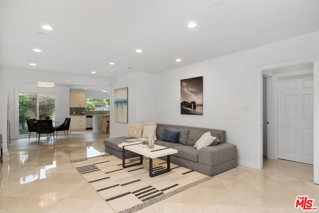 Los Angeles, California, 90048, United States, 4 Bedrooms Bedrooms, ,4 BathroomsBathrooms,Residential,For Sale,1912253