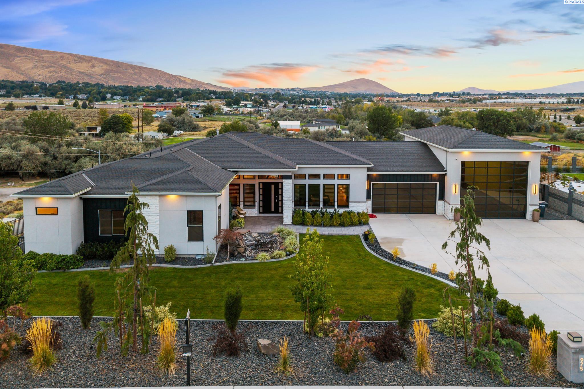 Richland, Washington, 99352, United States, 4 Bedrooms Bedrooms, ,4 BathroomsBathrooms,Residential,For Sale,1943884