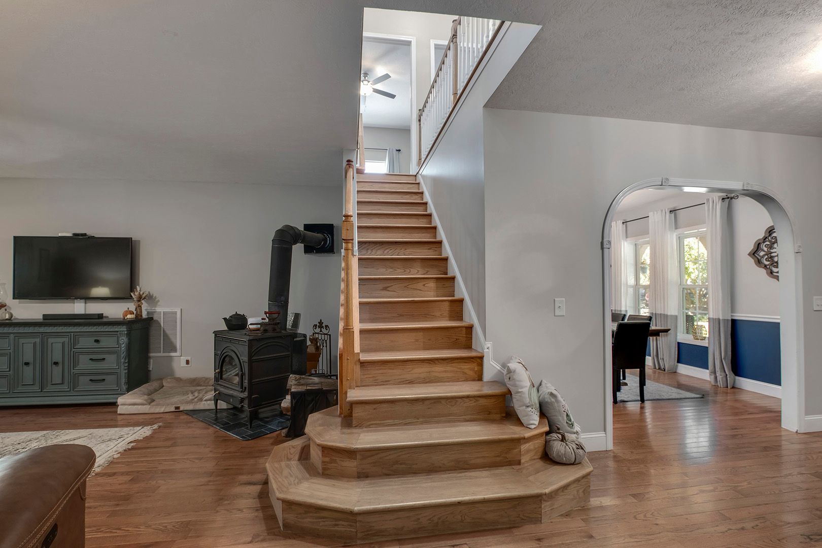 Kingston, Tennessee, 37763, United States, 5 Bedrooms Bedrooms, ,5 BathroomsBathrooms,Residential,For Sale,2011404