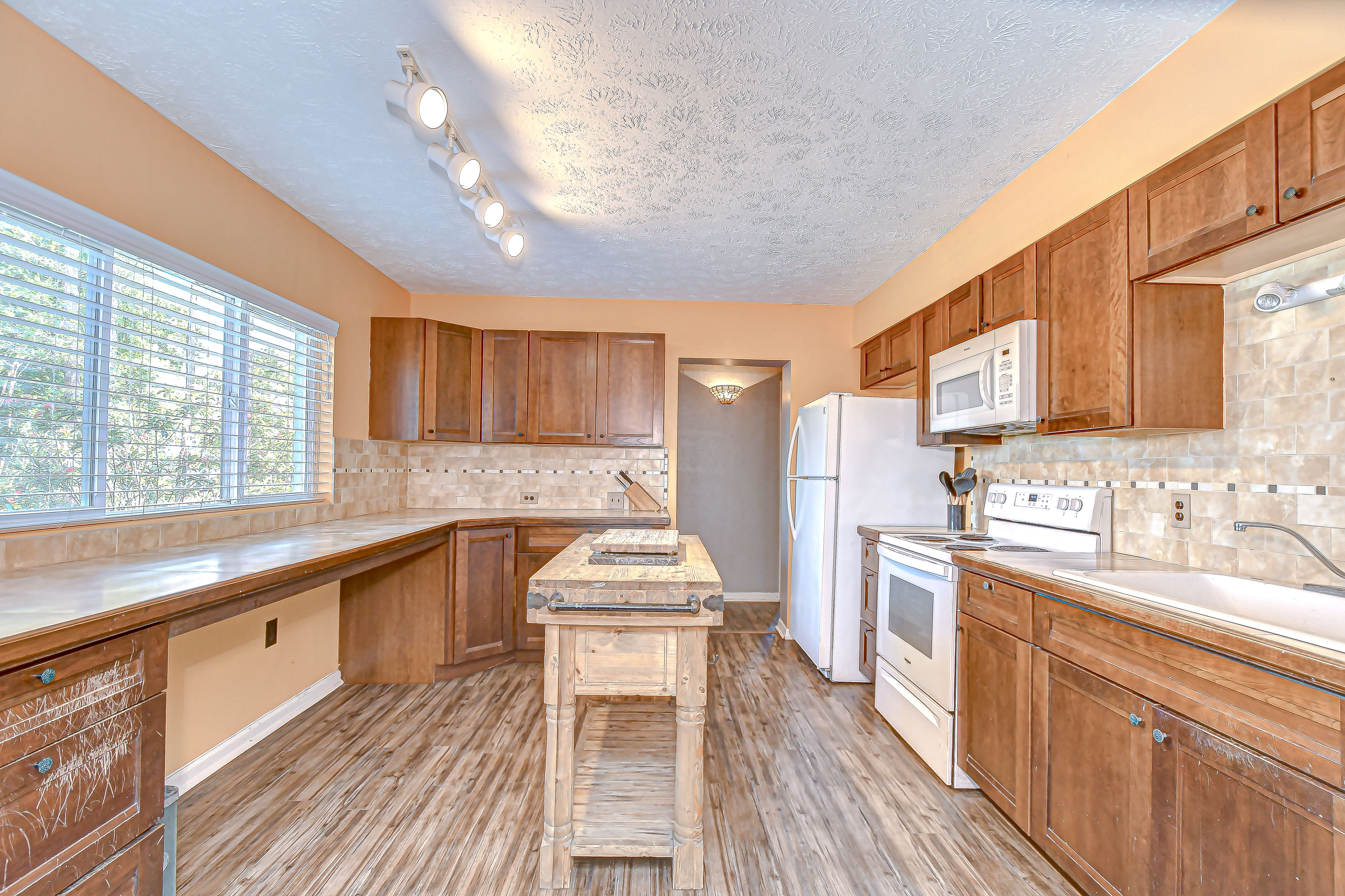Dade City, Florida, 33523, United States, 4 Bedrooms Bedrooms, ,3 BathroomsBathrooms,Residential,For Sale,1873323