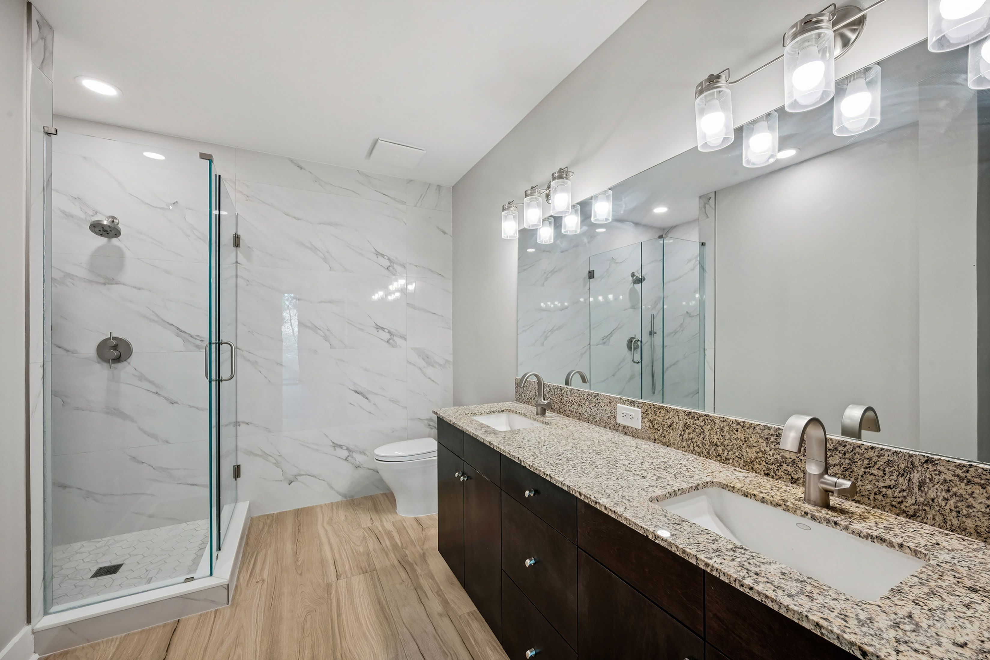  Large One Bedroom Condo in Fantastic Midtown Location - 物件實景