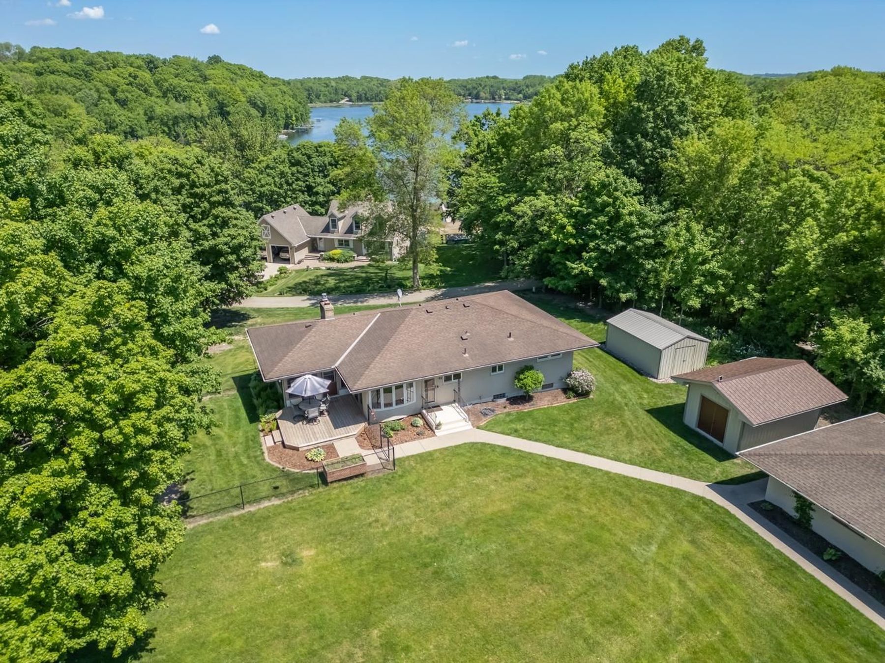  Beautifully Maintained Living with Maple Lake Views - 物件實景