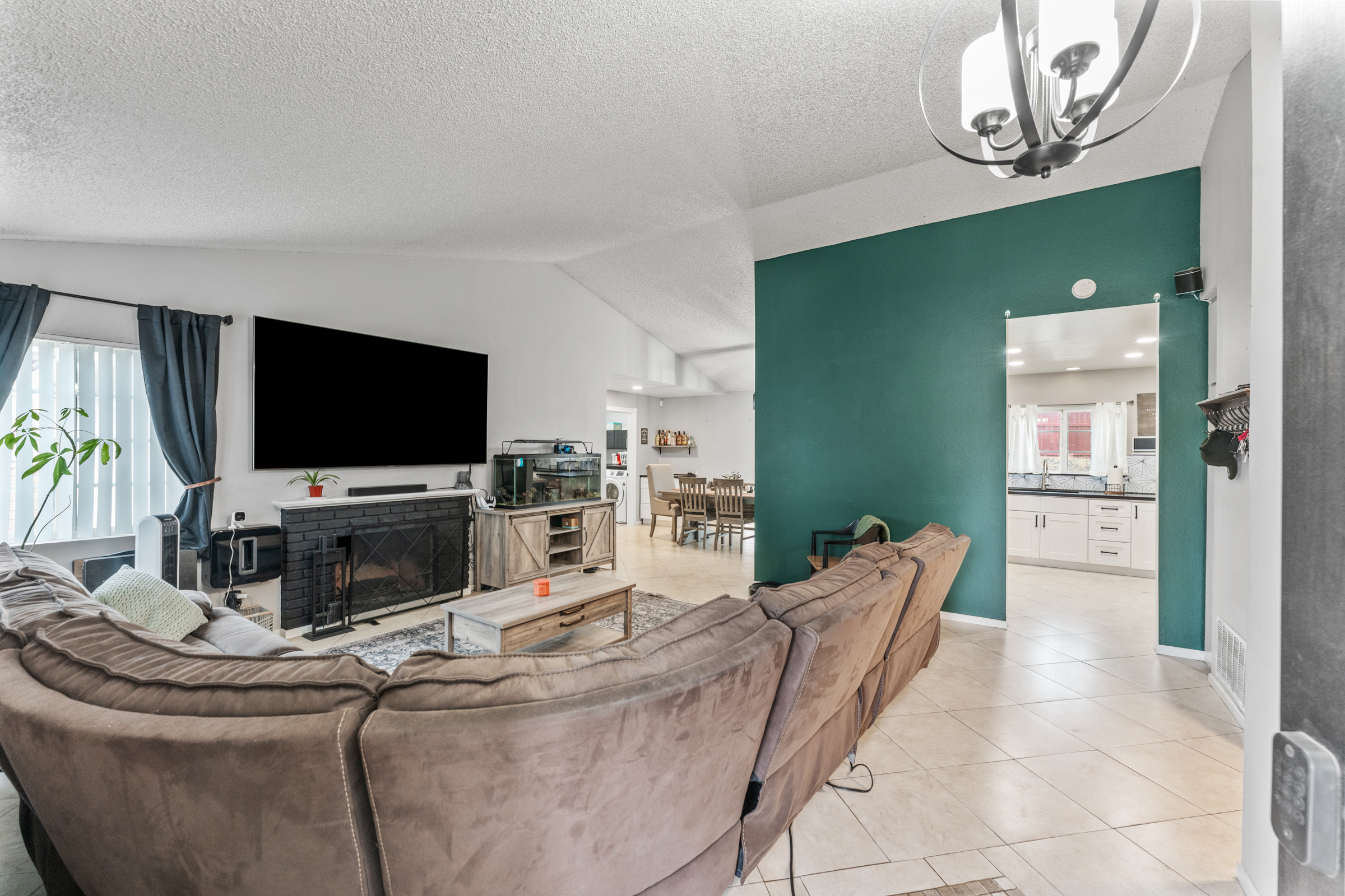 Rialto, California, 92376, United States, 4 Bedrooms Bedrooms, ,2 BathroomsBathrooms,Residential,For Sale,1994272