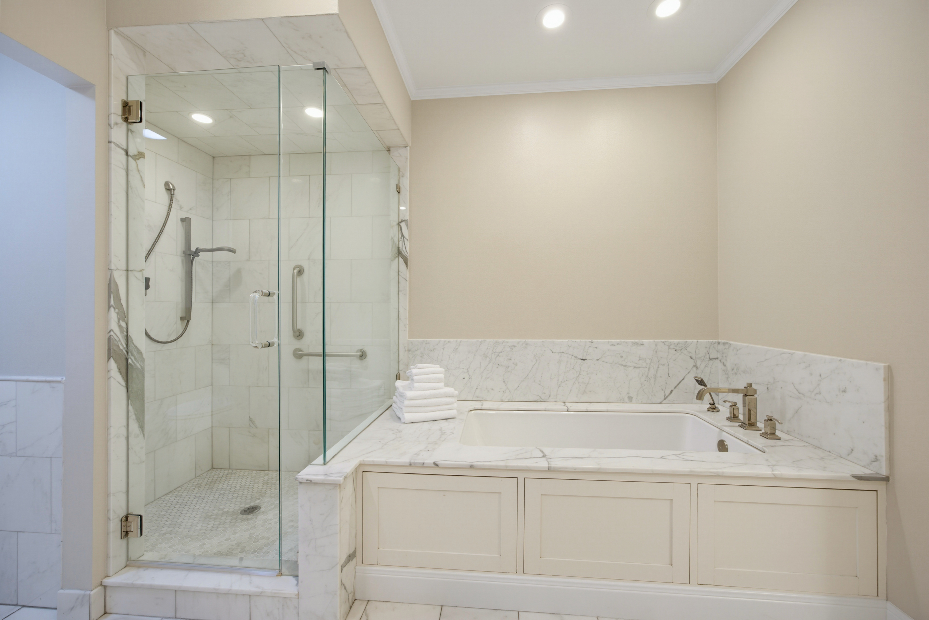  Highland Park Fabulous Three Bedroom Corner Condo at The Savoy, HPISD - 物件實景