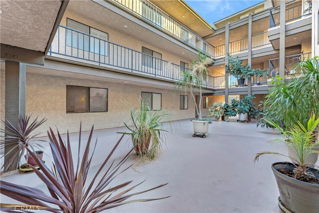 Long Beach, California, 90814, United States, 2 Bedrooms Bedrooms, ,1 BathroomBathrooms,Residential,For Sale,1989158