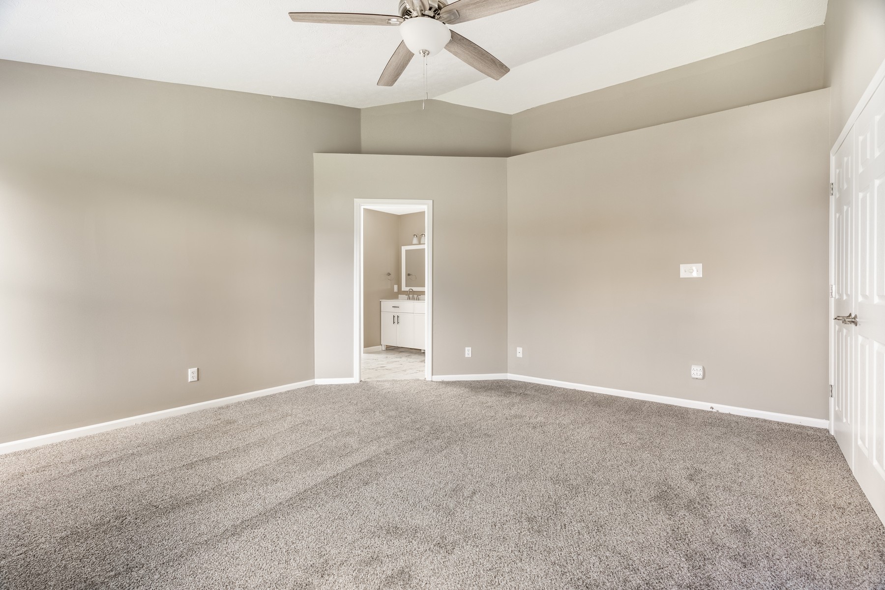  Beautifully Remodeled Geist-Area 4 Bedroom Home - 物件實景