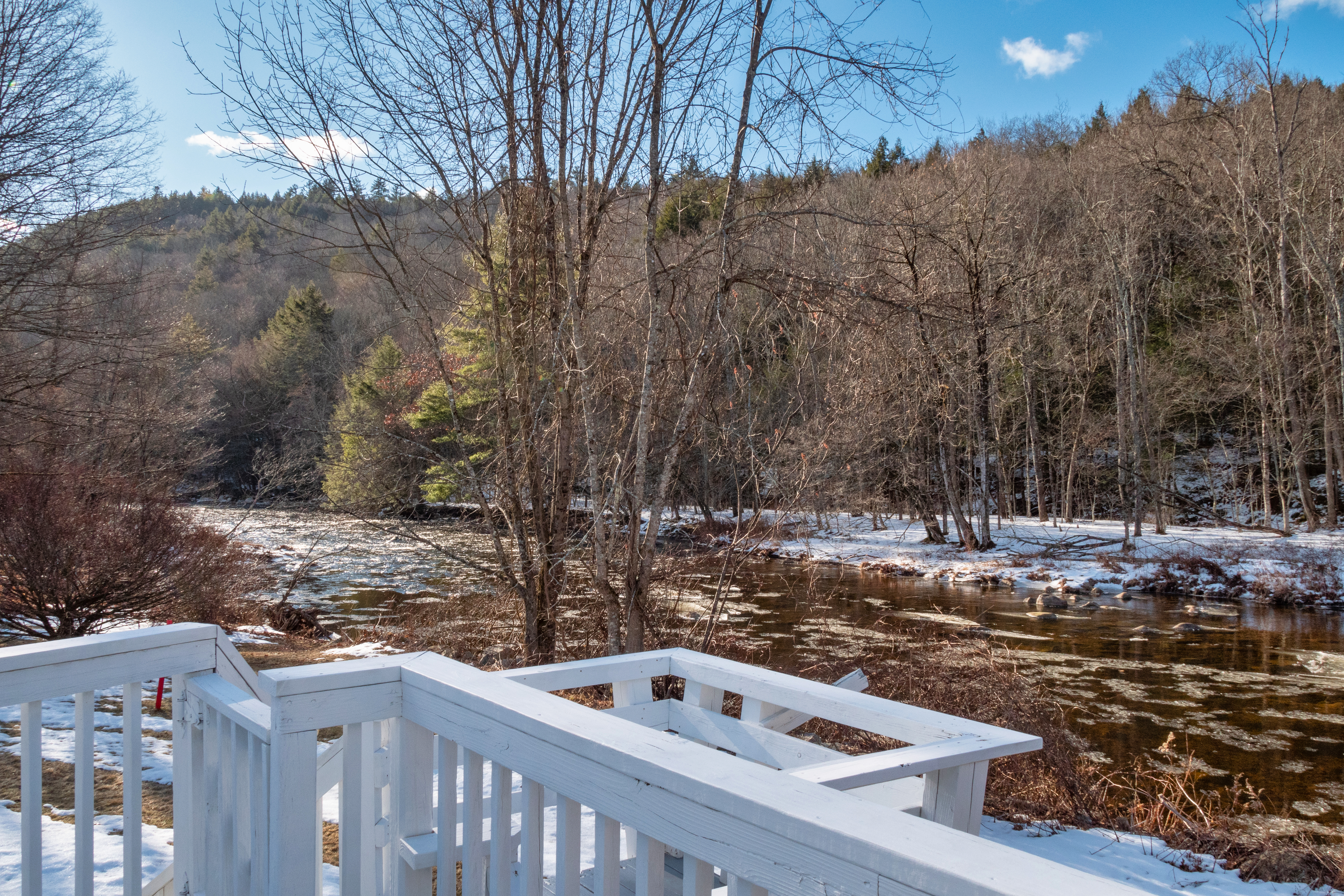  On the Wild and Scenic Farmington River, at the End of a Quiet Road, a House Ful - 物件實景