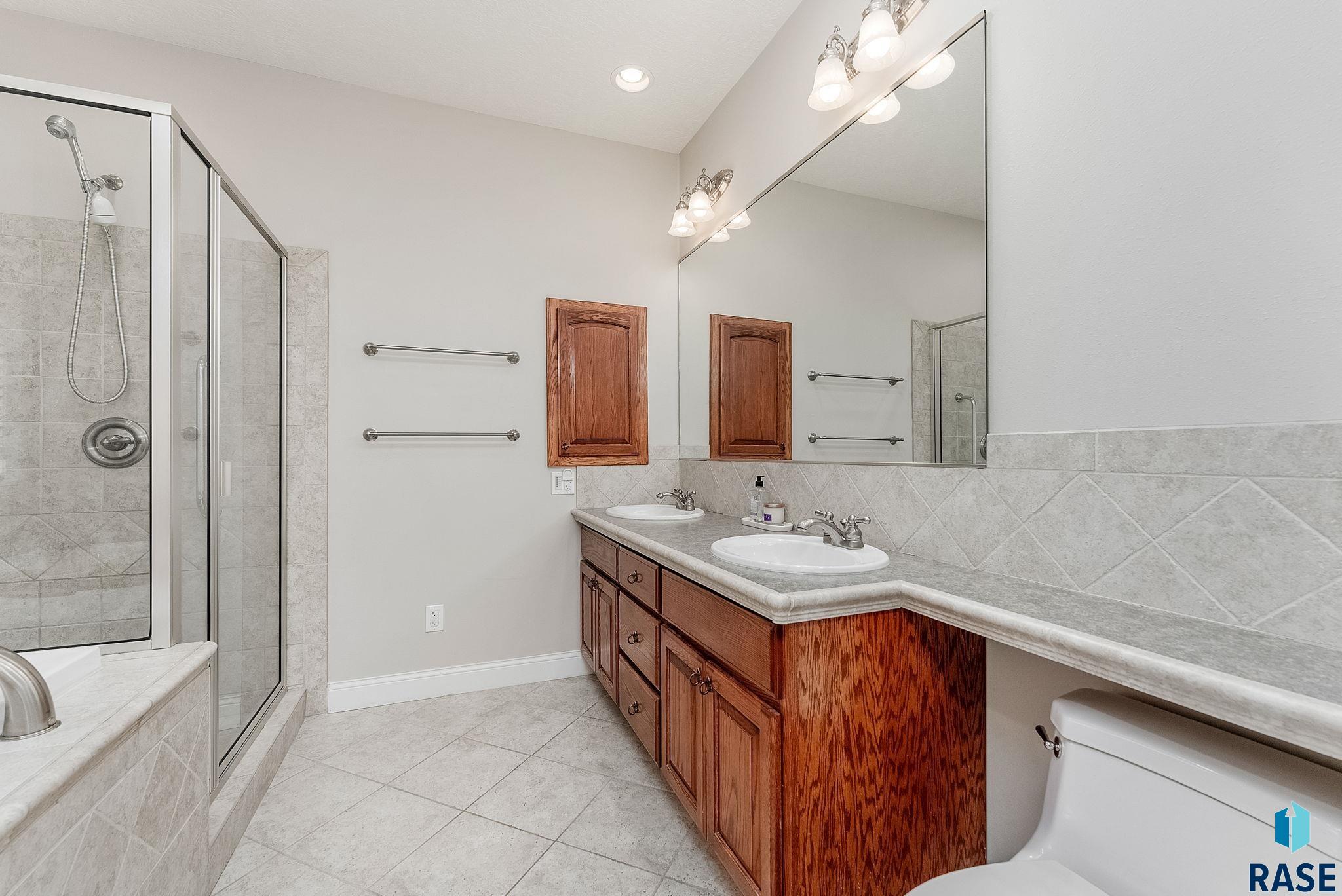 Sioux Falls, South Dakota, 57106, United States, 5 Bedrooms Bedrooms, ,3 BathroomsBathrooms,Residential,For Sale,1946502