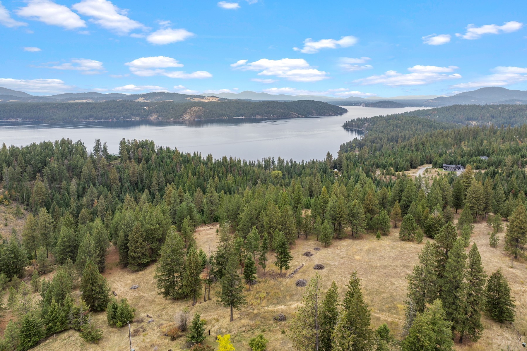  Large acreage with stunning lake views - 物件實景