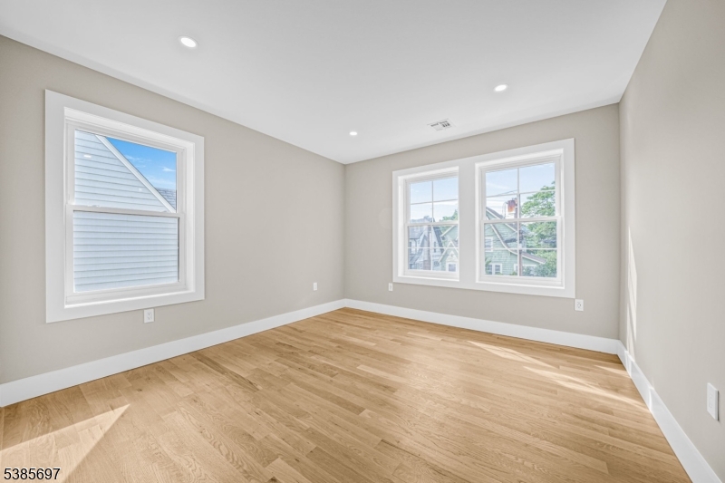 Maplewood Twp., New Jersey, 07040, United States, 4 Bedrooms Bedrooms, ,4 BathroomsBathrooms,Residential,For Sale,1950827