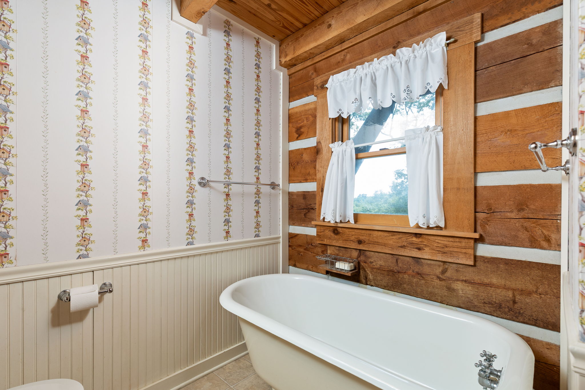  Authentic Log Home with Breathtaking Views of Brown County