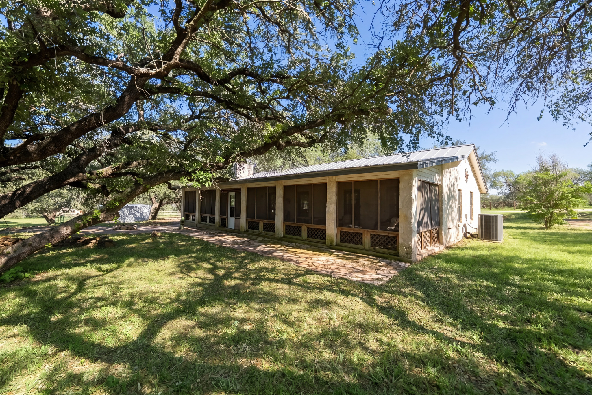  Private 10-Acre Horse Property in Lytle - 物件實景