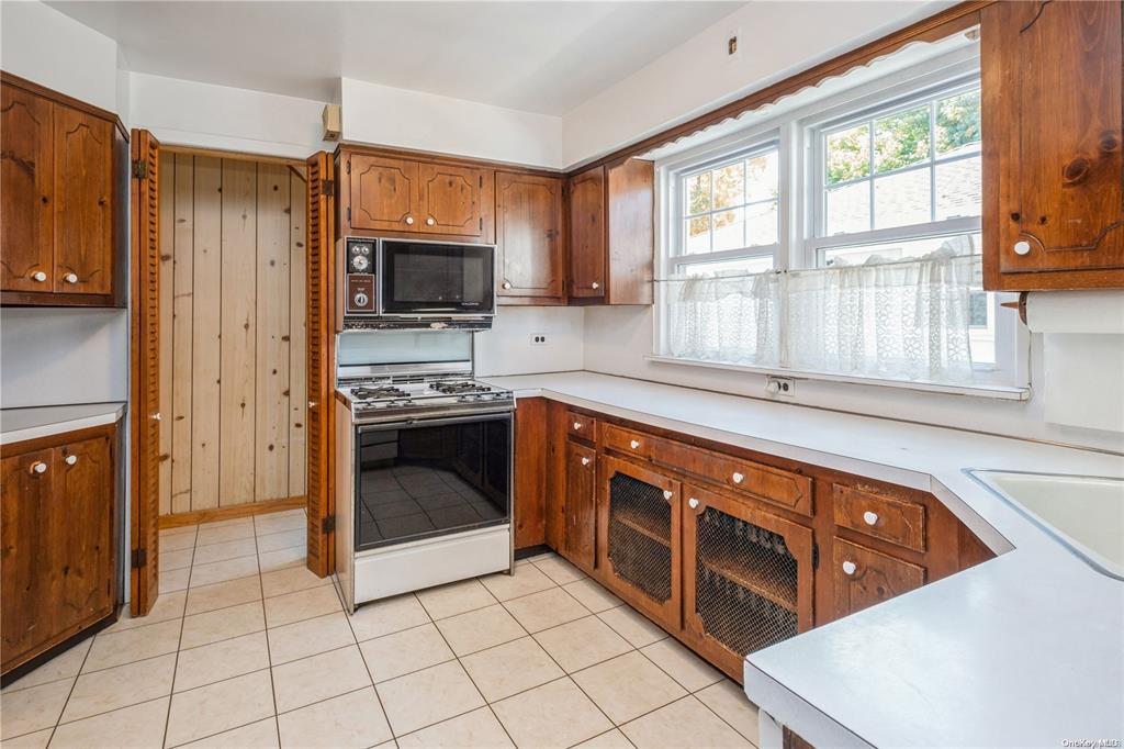 Rockville Centre, New York, 11570, United States, 3 Bedrooms Bedrooms, ,2 BathroomsBathrooms,Residential,For Sale,1937089