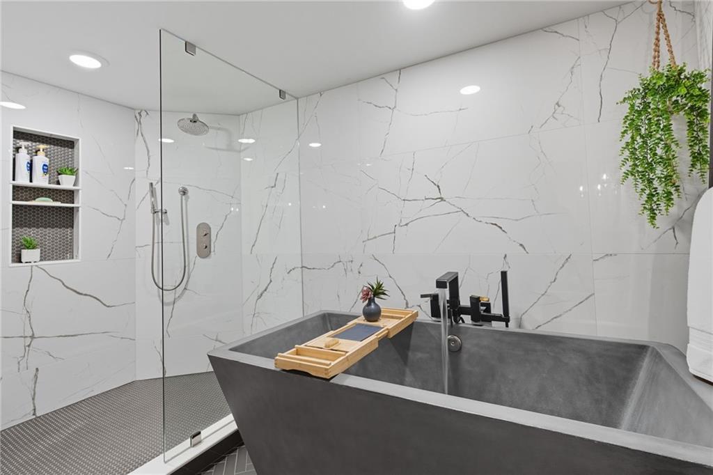 Alpharetta, Georgia, 30005, United States, 4 Bedrooms Bedrooms, ,6 BathroomsBathrooms,Residential,For Sale,1983404