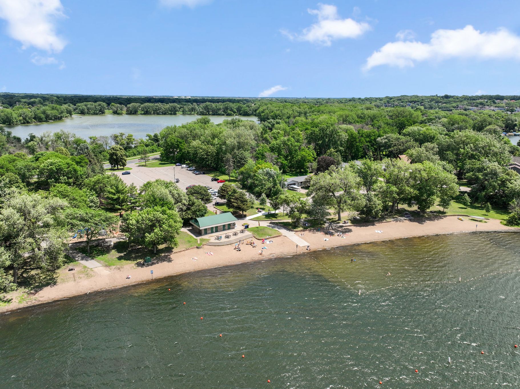  Exceptional Crystal Lake Retreat with Expansive Lakefront Living - 物件實景