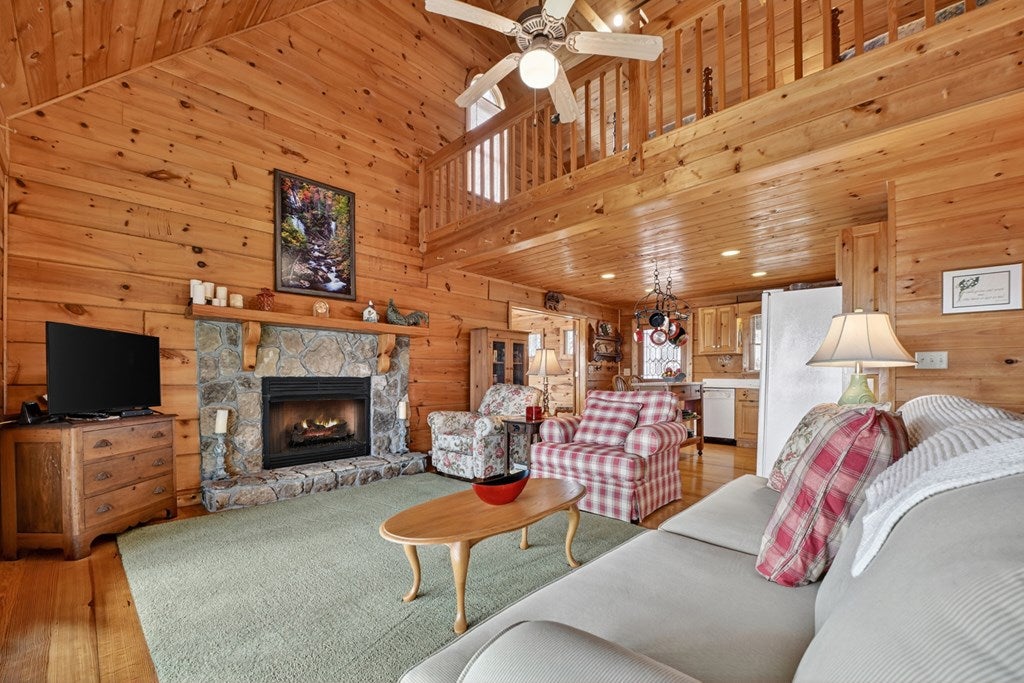 Ellijay, Georgia, 30536, United States, 3 Bedrooms Bedrooms, ,3 BathroomsBathrooms,Residential,For Sale,2009787