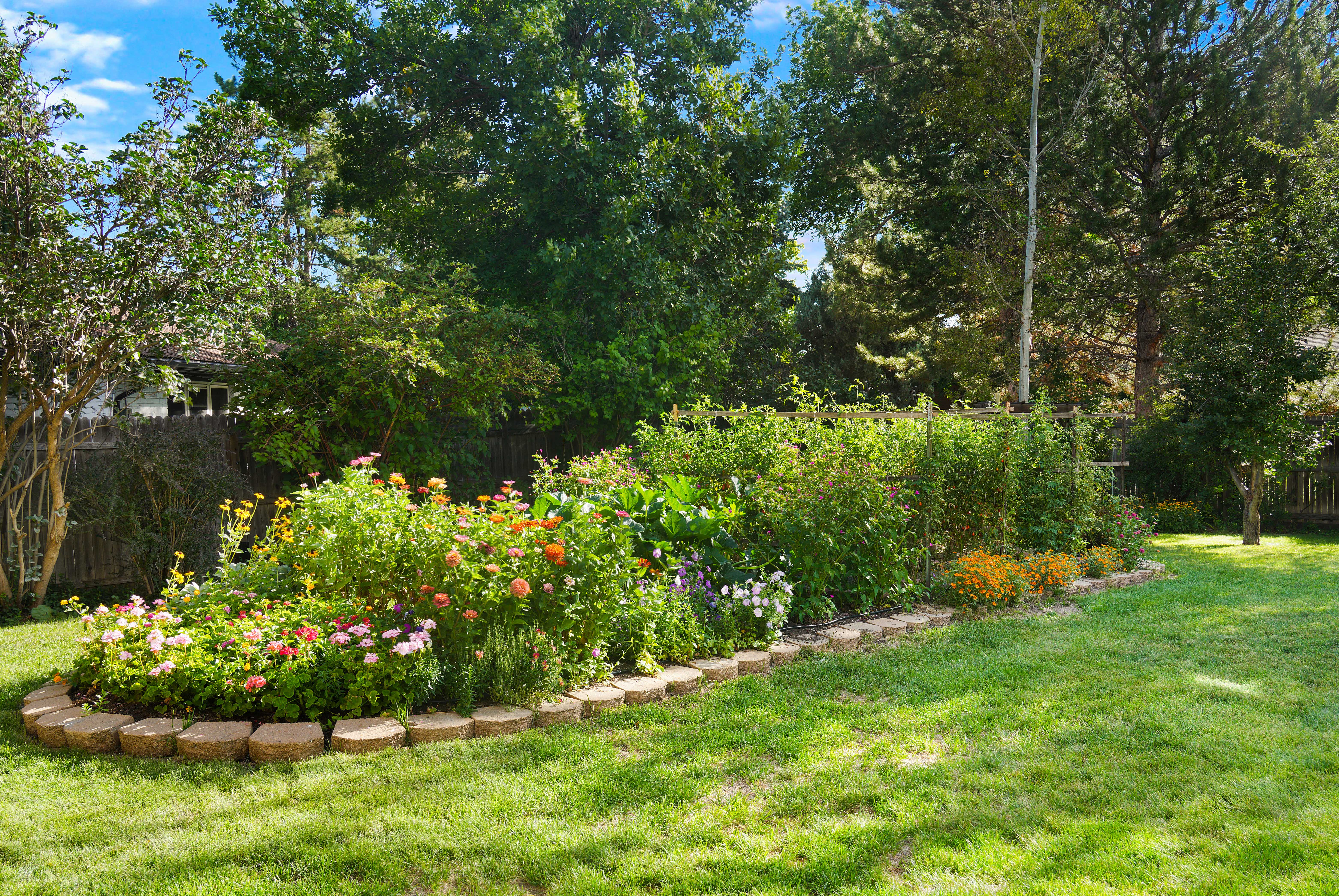  Two-Story Home with Covered Patio and Raised Garden Beds - 物件實景