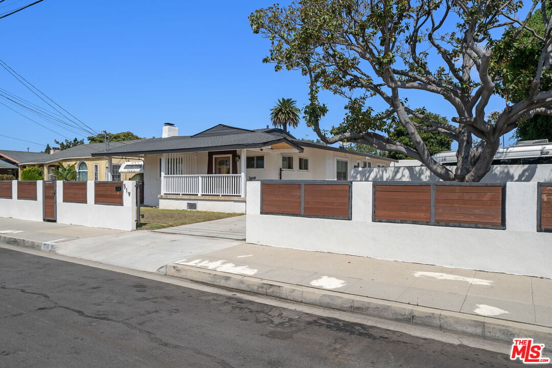 Inglewood, California, 90301, United States, 4 Bedrooms Bedrooms, ,Residential,For Sale,1993499