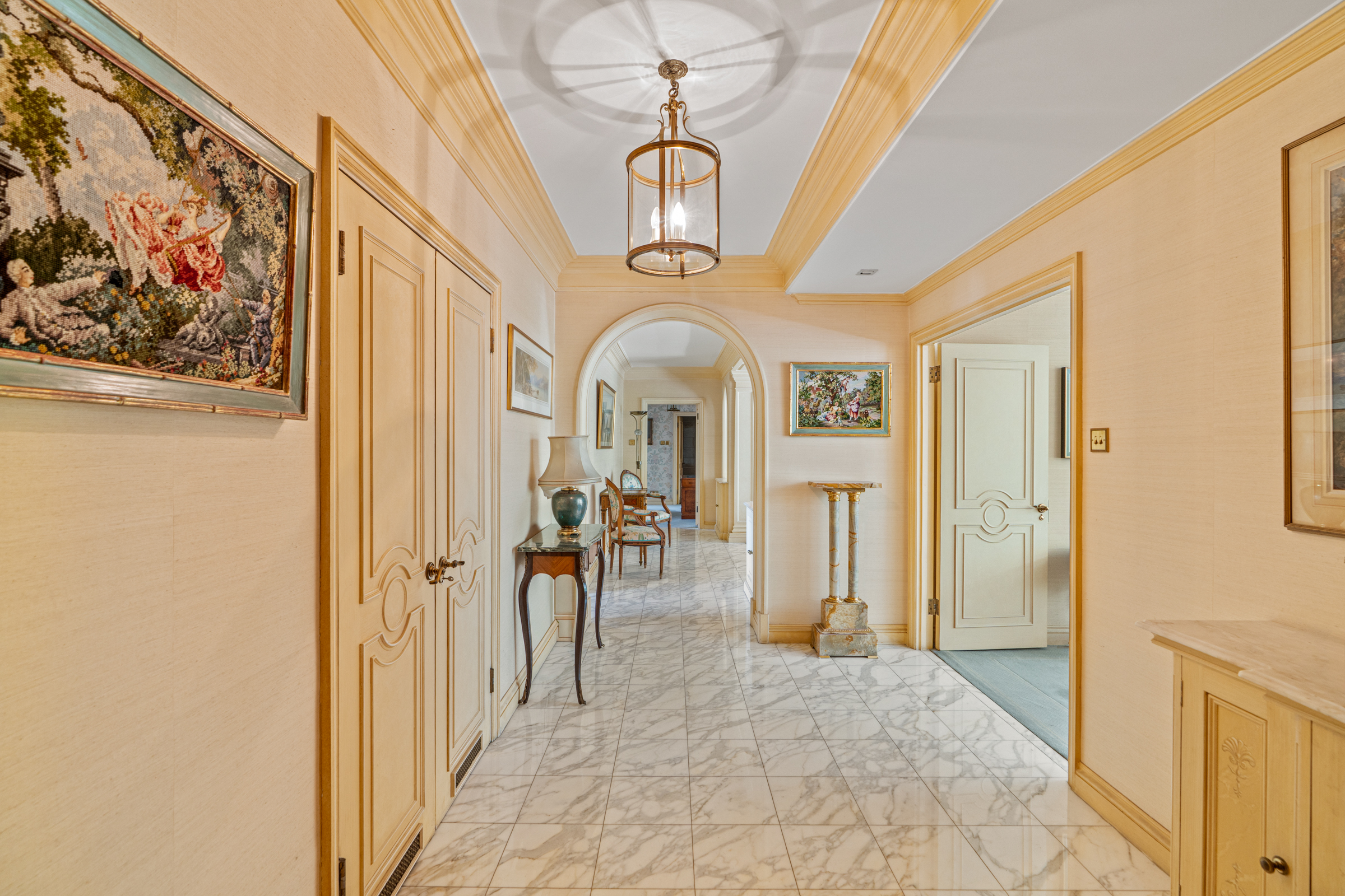  Gloucester Square Grandeur with Exceptional Potential - 物件實景