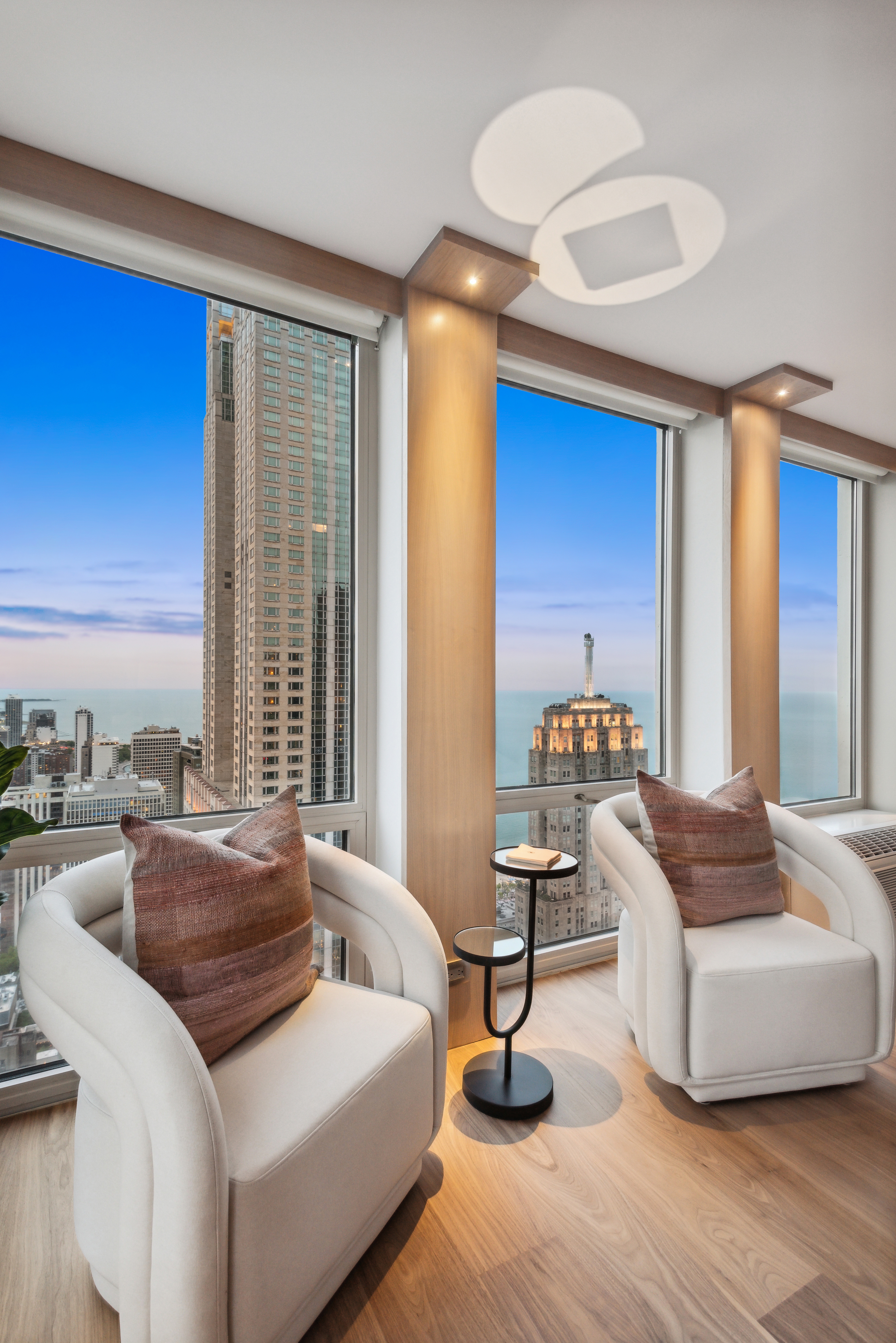  Absolutely Stunning, Penthouse Level Furnished Condo - 物件實景