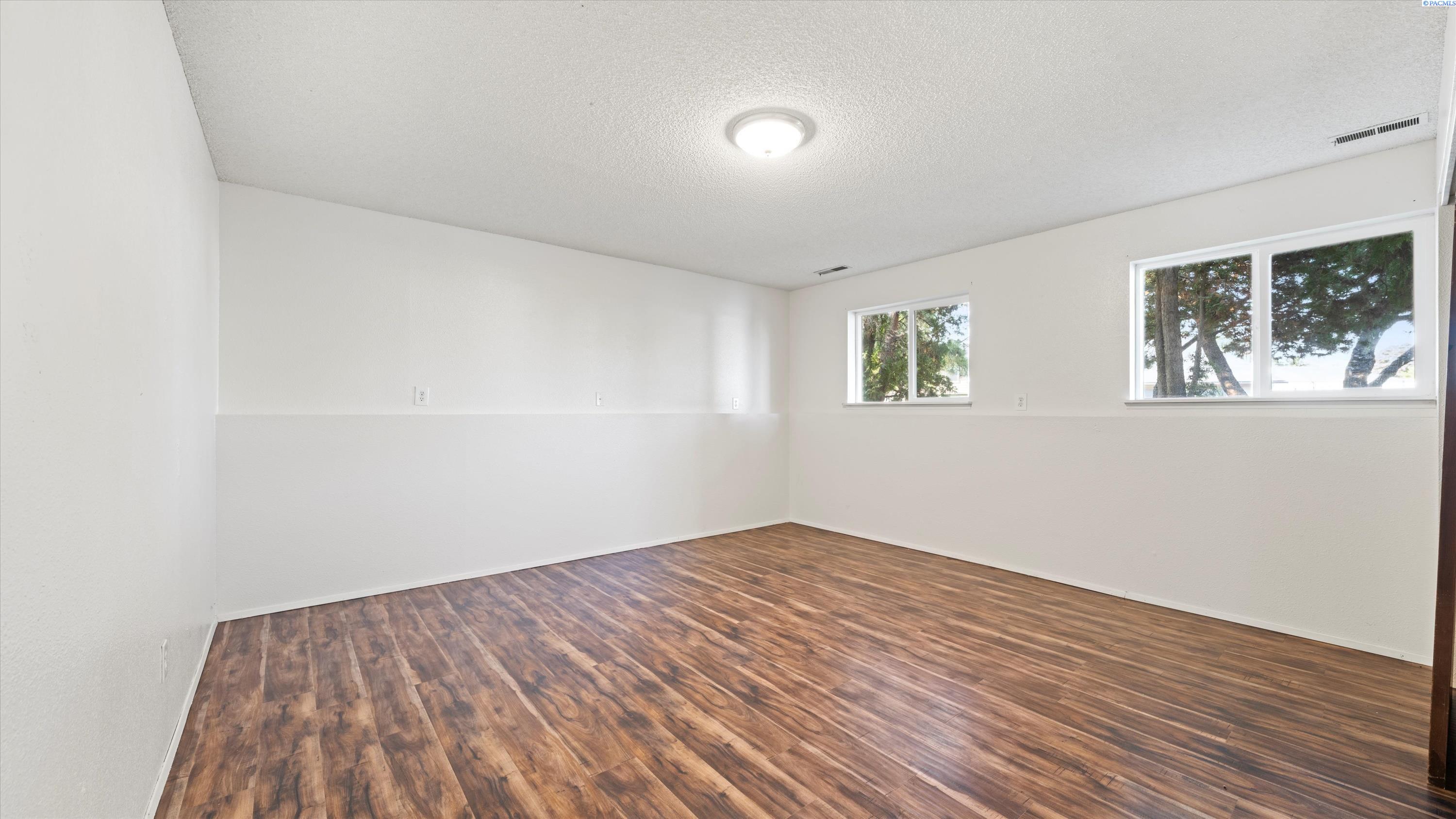 Kennewick, Washington, 99338, United States, 4 Bedrooms Bedrooms, ,1 BathroomBathrooms,Residential,For Sale,1933317