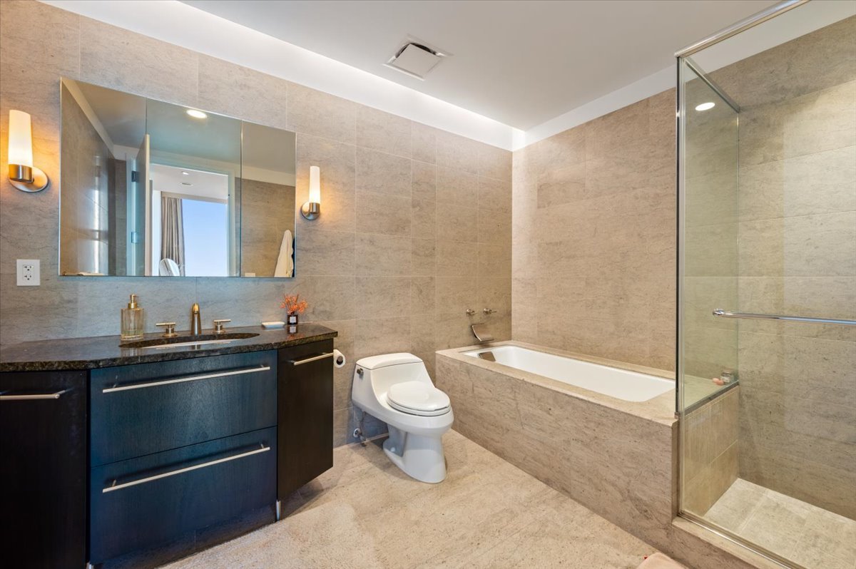 Chicago, Illinois, 60611, United States, 1 Bedroom Bedrooms, ,2 BathroomsBathrooms,Residential,For Sale,1995961