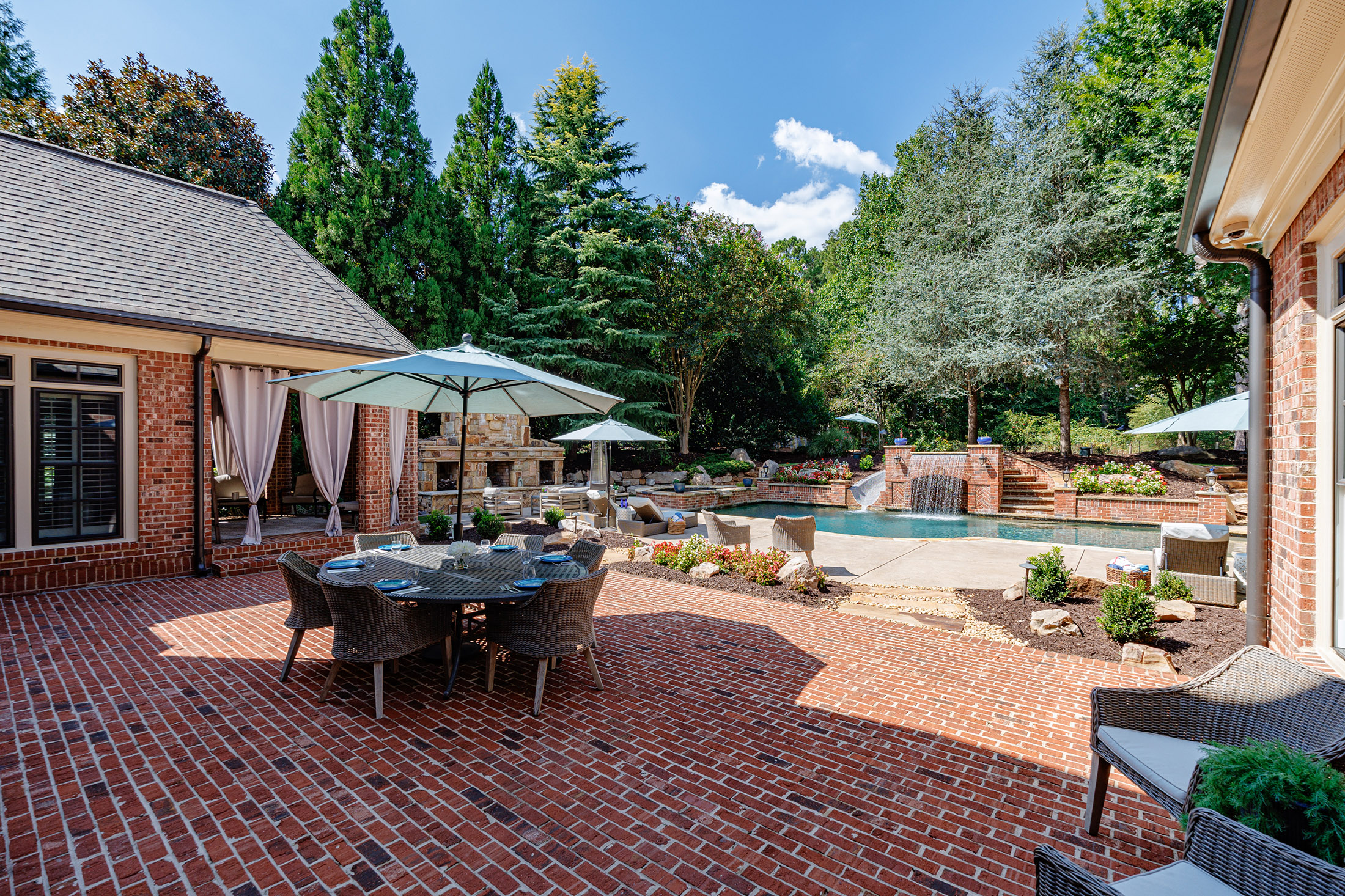  Impressive Brick Estate on a Private Wooded 1+/- Acre Lot in The Manor - 物件實景