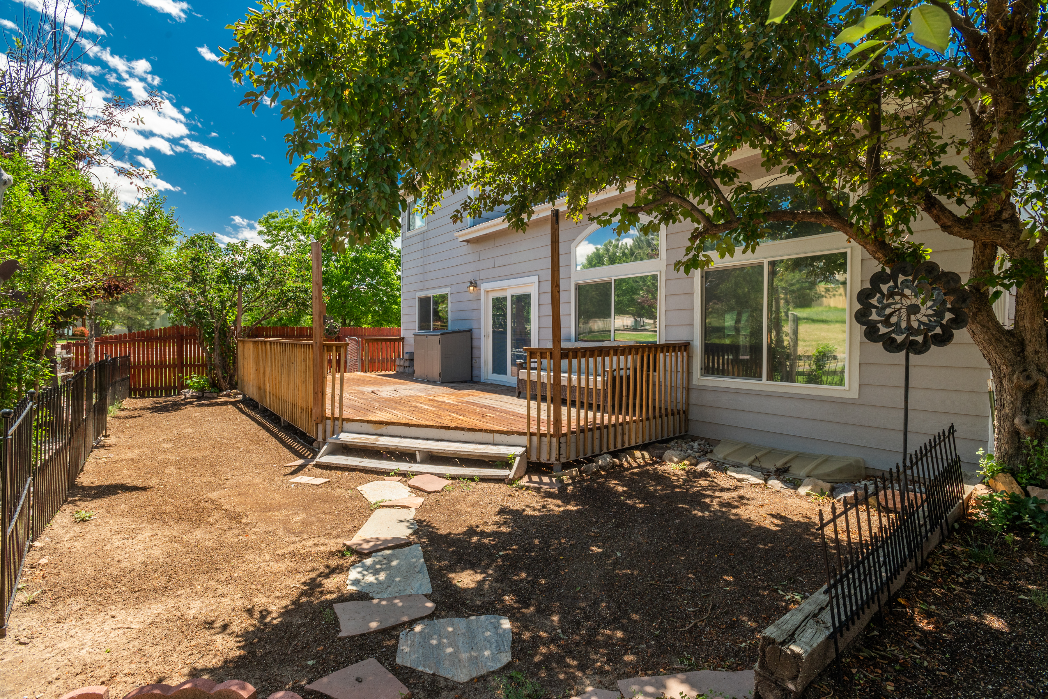  Situated on a Desirable Corner Lot in Hidden River - 物件實景