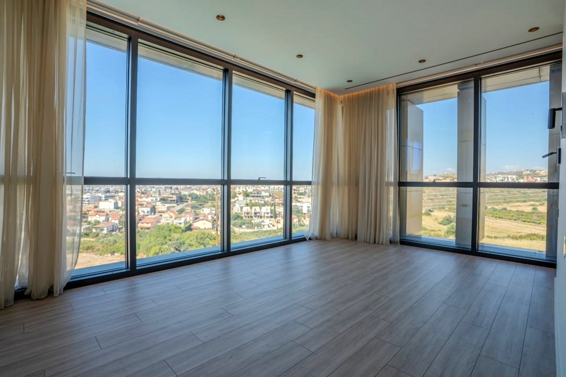  6 Bedroom 3 Level Hillside Villa with Sea Views in Paniotis, Limassol - 物件實景