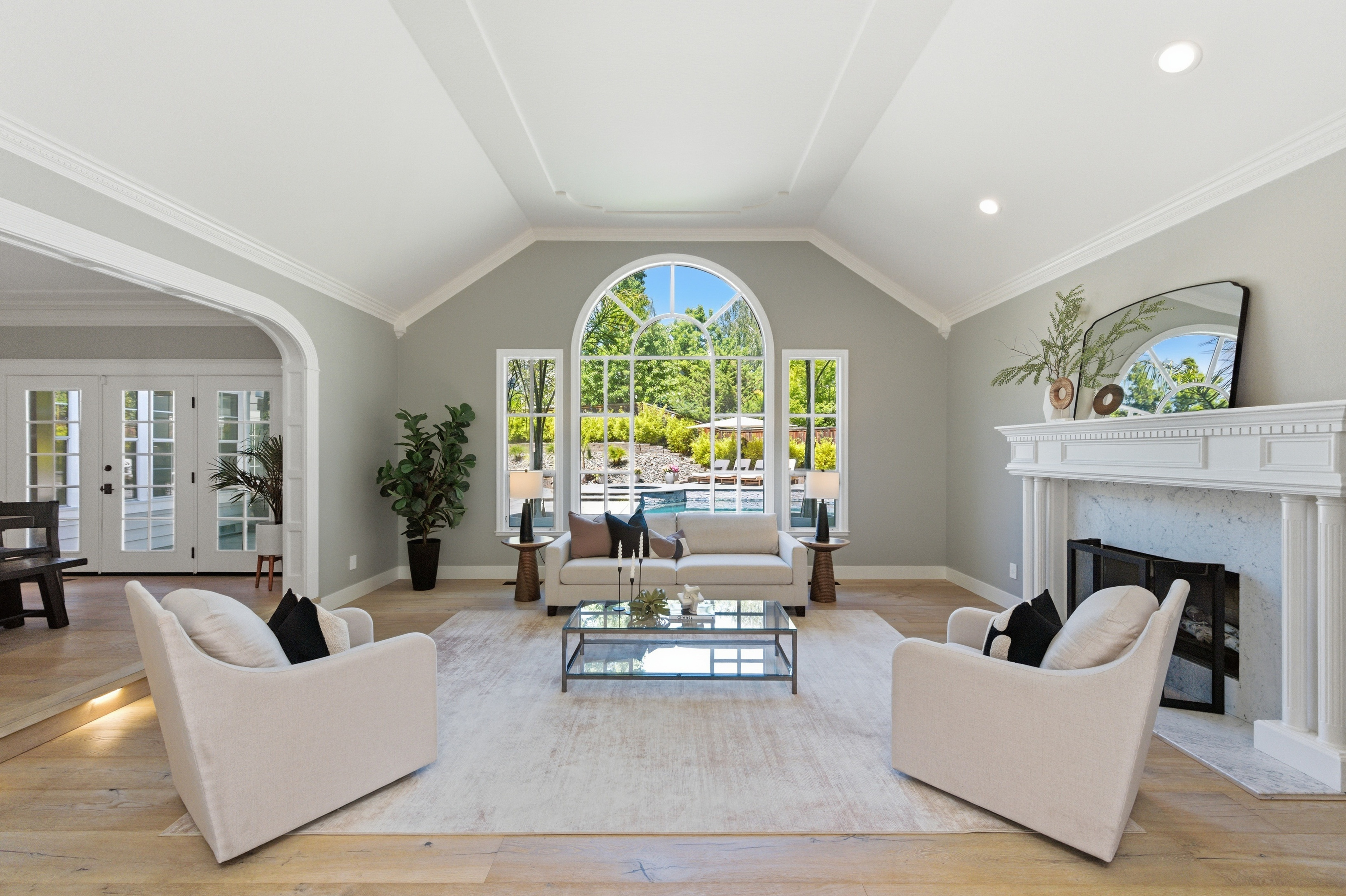  Timeless Transitional Estate with Resort-Style Backyard - 物件實景