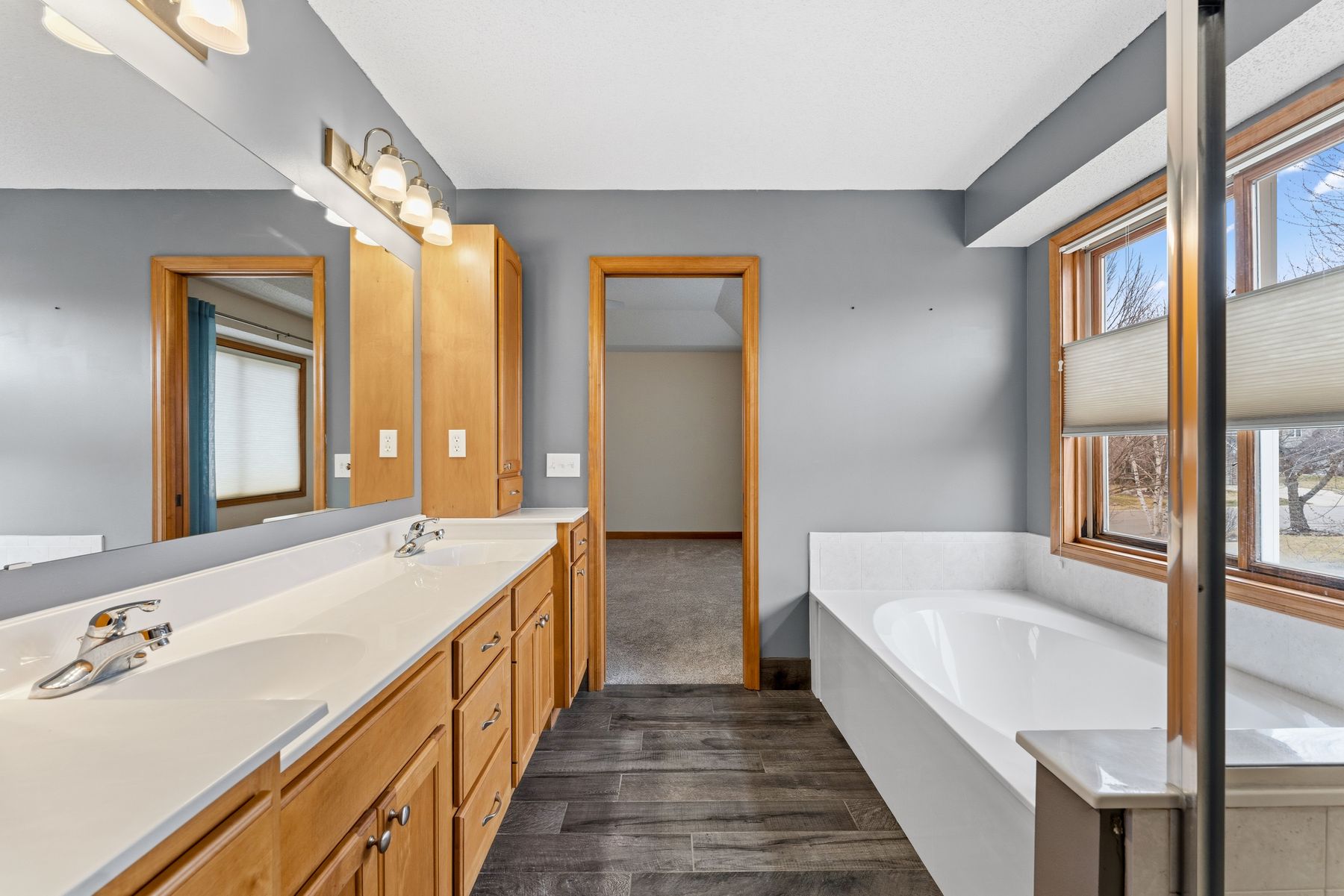  Updated Modified Two-Story on a Spacious Corner Lot - 物件實景