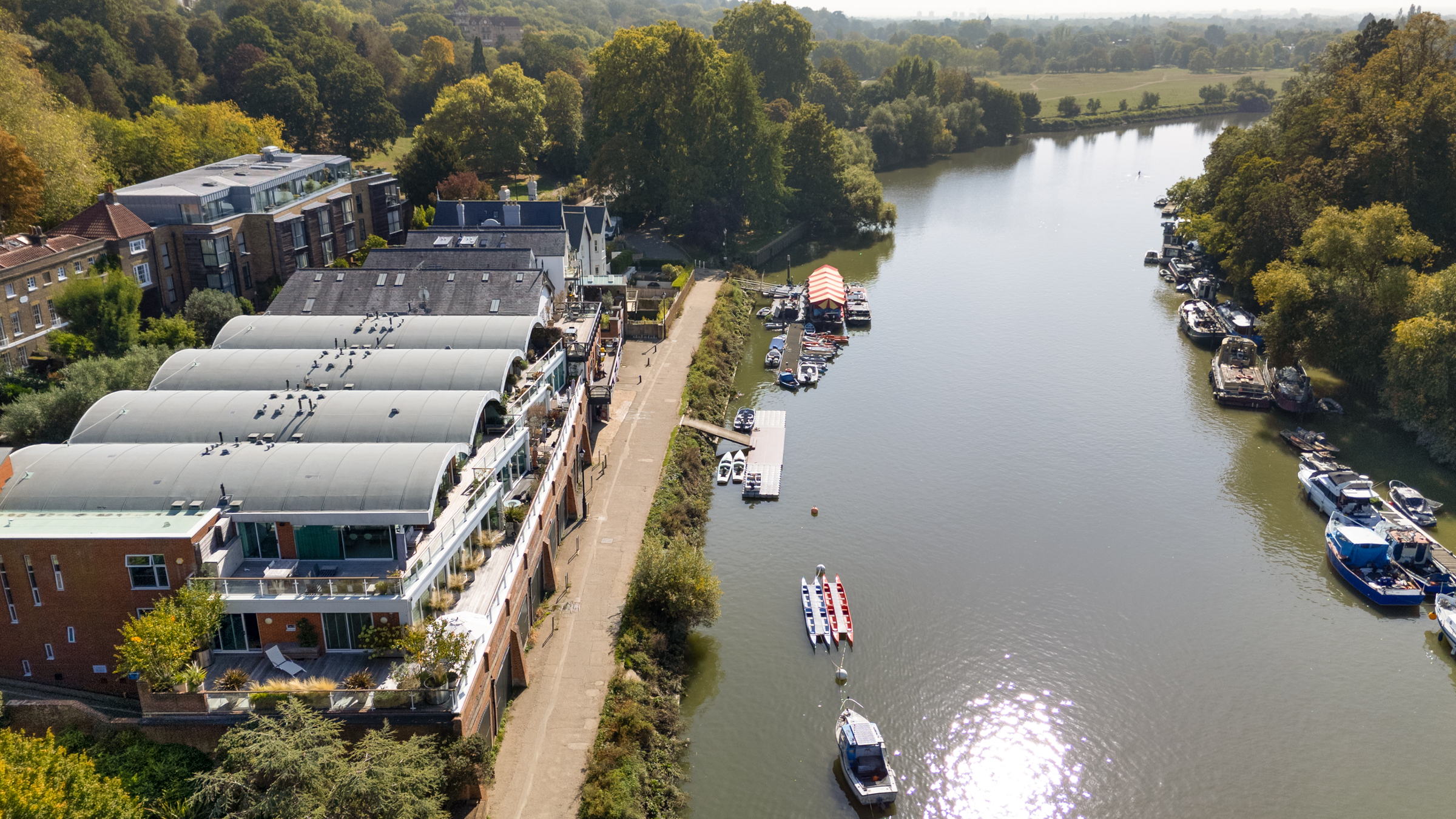  A Riverside Richmond Apartment with a Vast Wraparound Terrace - 物件實景